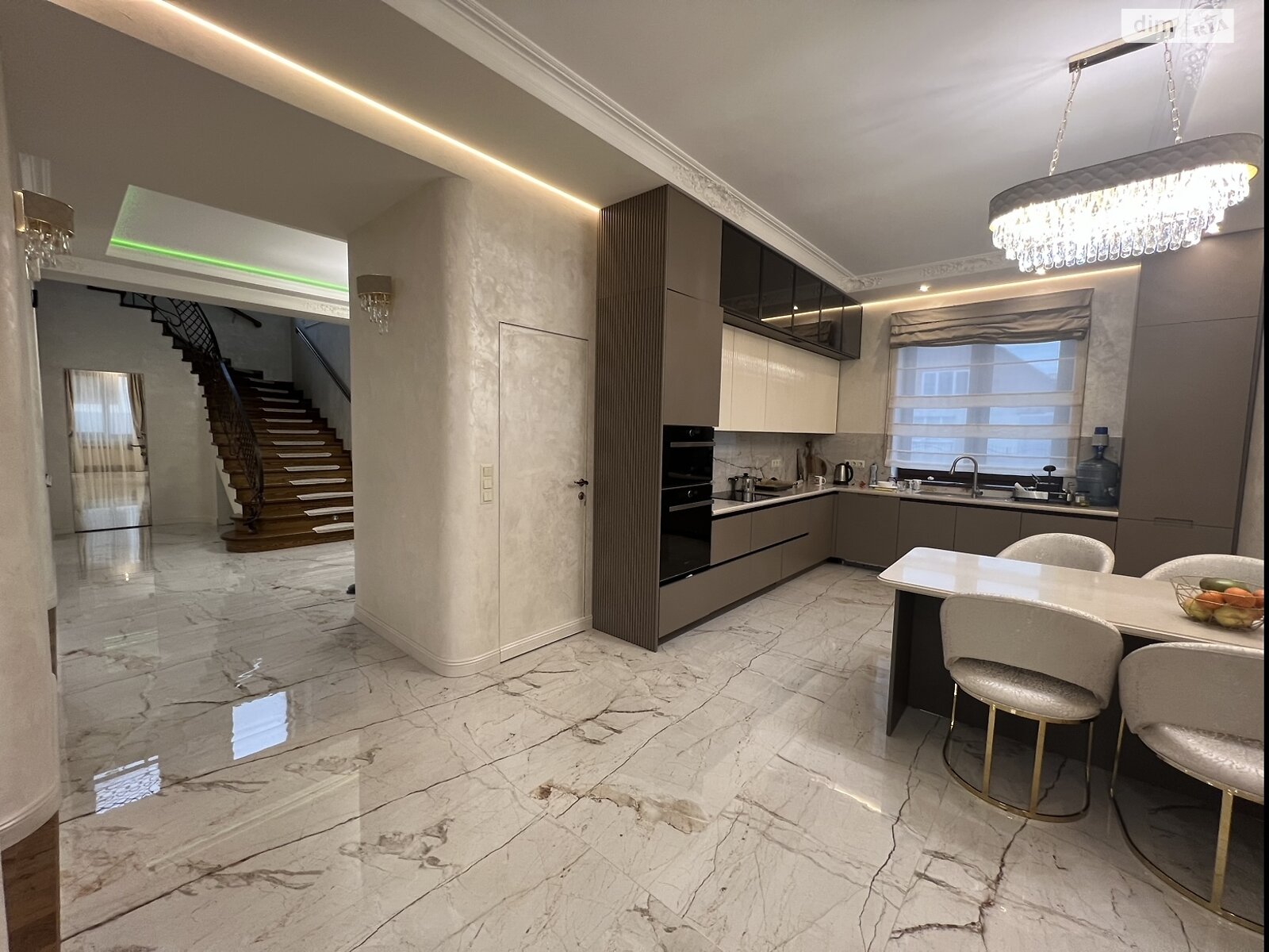 двухэтажный дом с гаражом, 550 кв. м, кирпич. Продажа в Минае фото 1 двухэтажный дом с гаражом, 550 кв. м, кирпич. Продажа в Минае фото 1