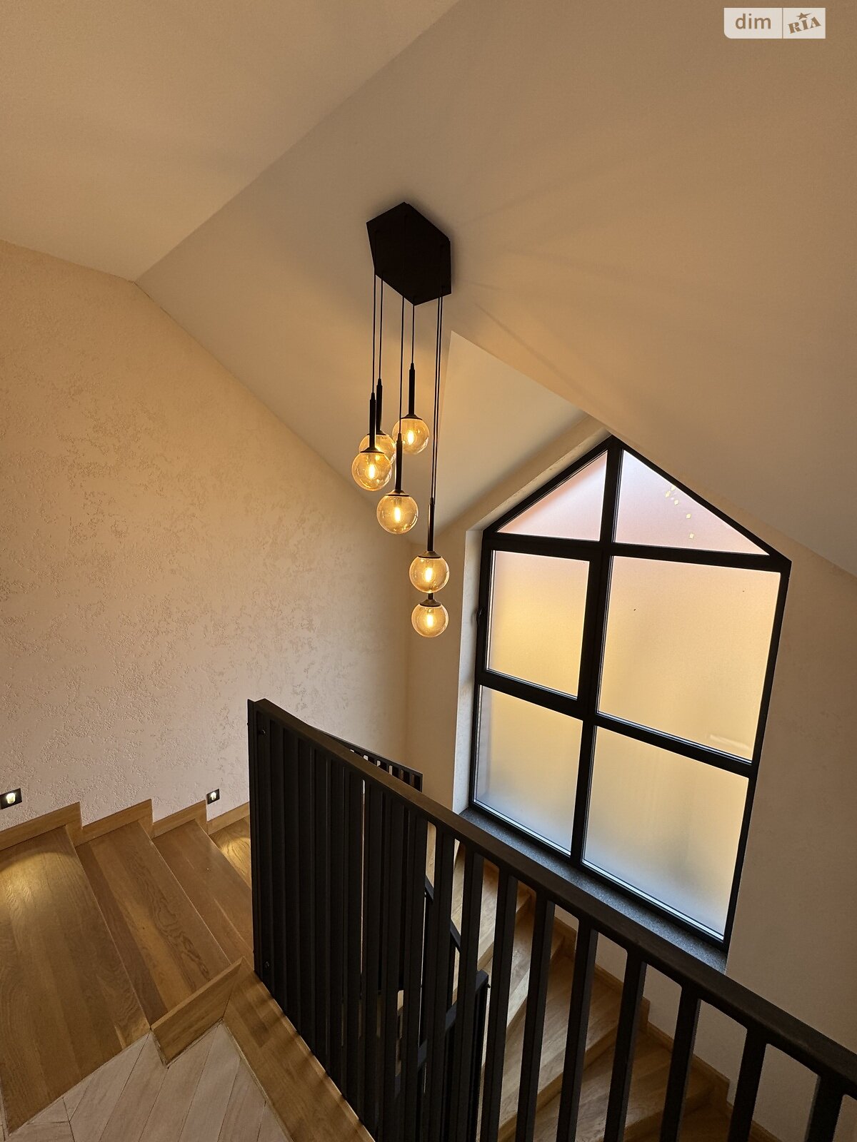 двоповерховий будинок з балконом, 215 кв. м, цегла. Продаж у Минаї фото 1 двоповерховий будинок з балконом, 215 кв. м, цегла. Продаж у Минаї фото 1
