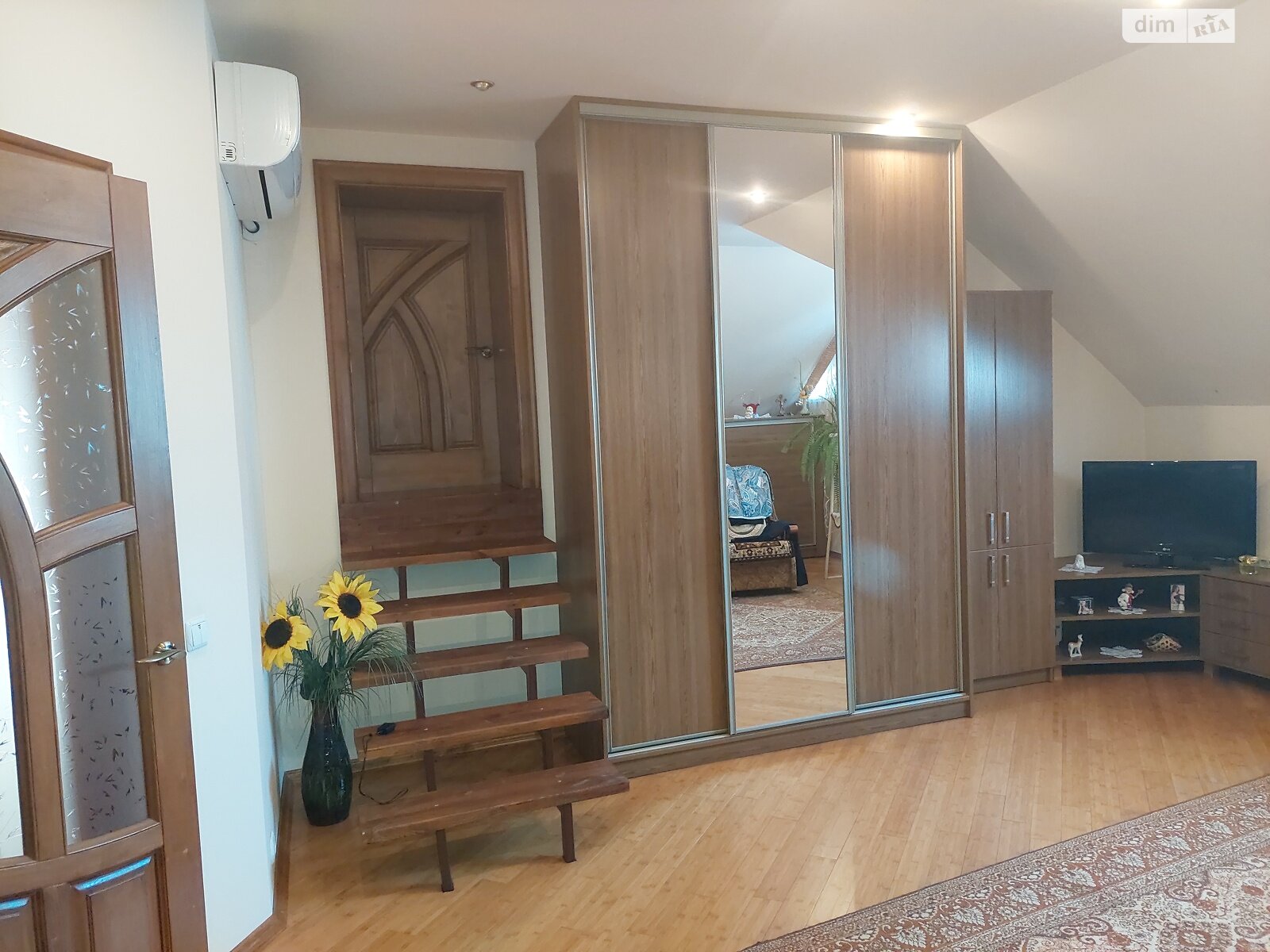 двоповерховий будинок з меблями, 300 кв. м, цегла. Продаж в Мукачеві, район Росвигово фото 1 двоповерховий будинок з меблями, 300 кв. м, цегла. Продаж в Мукачеві, район Росвигово фото 1