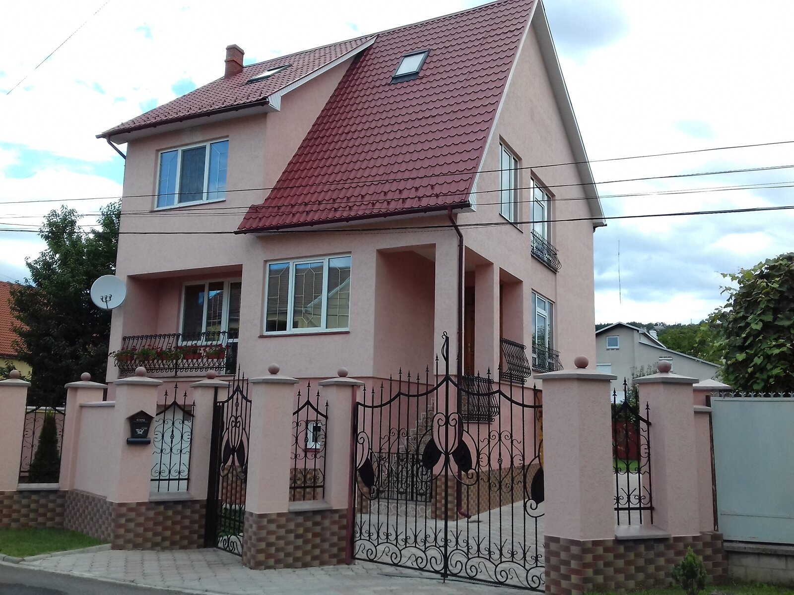 двухэтажный дом с отоплением, 250 кв. м, кирпич. Продажа в Мукачеве район Росвигово фото 1