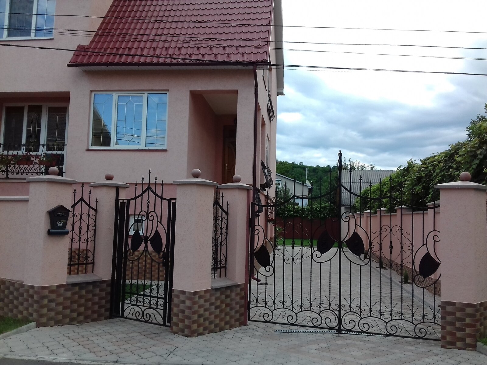 двухэтажный дом с отоплением, 250 кв. м, кирпич. Продажа в Мукачеве район Росвигово фото 1