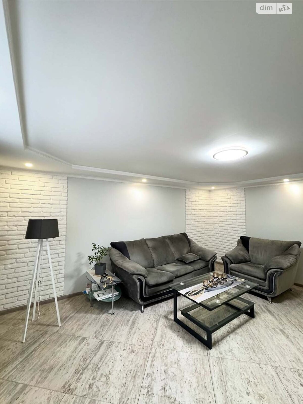 одноэтажный дом с гаражом, 300 кв. м, кирпич. Продажа в Мукачеве район Центр фото 1