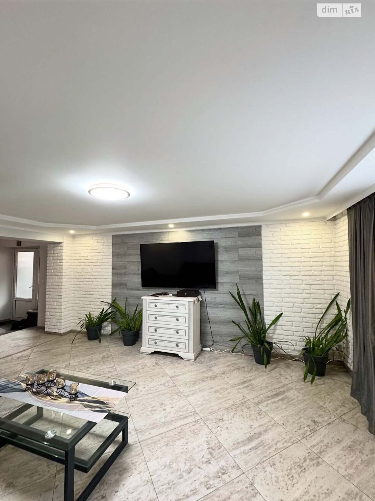 одноэтажный дом с гаражом, 300 кв. м, кирпич. Продажа в Мукачеве район Центр фото 1