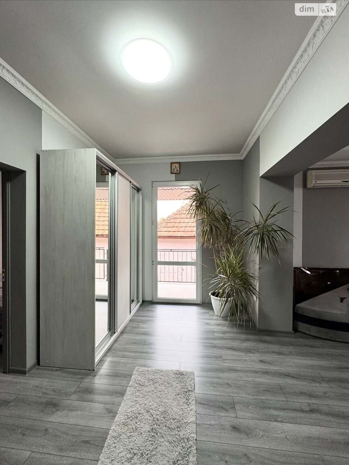 одноэтажный дом с гаражом, 300 кв. м, кирпич. Продажа в Мукачеве район Центр фото 1