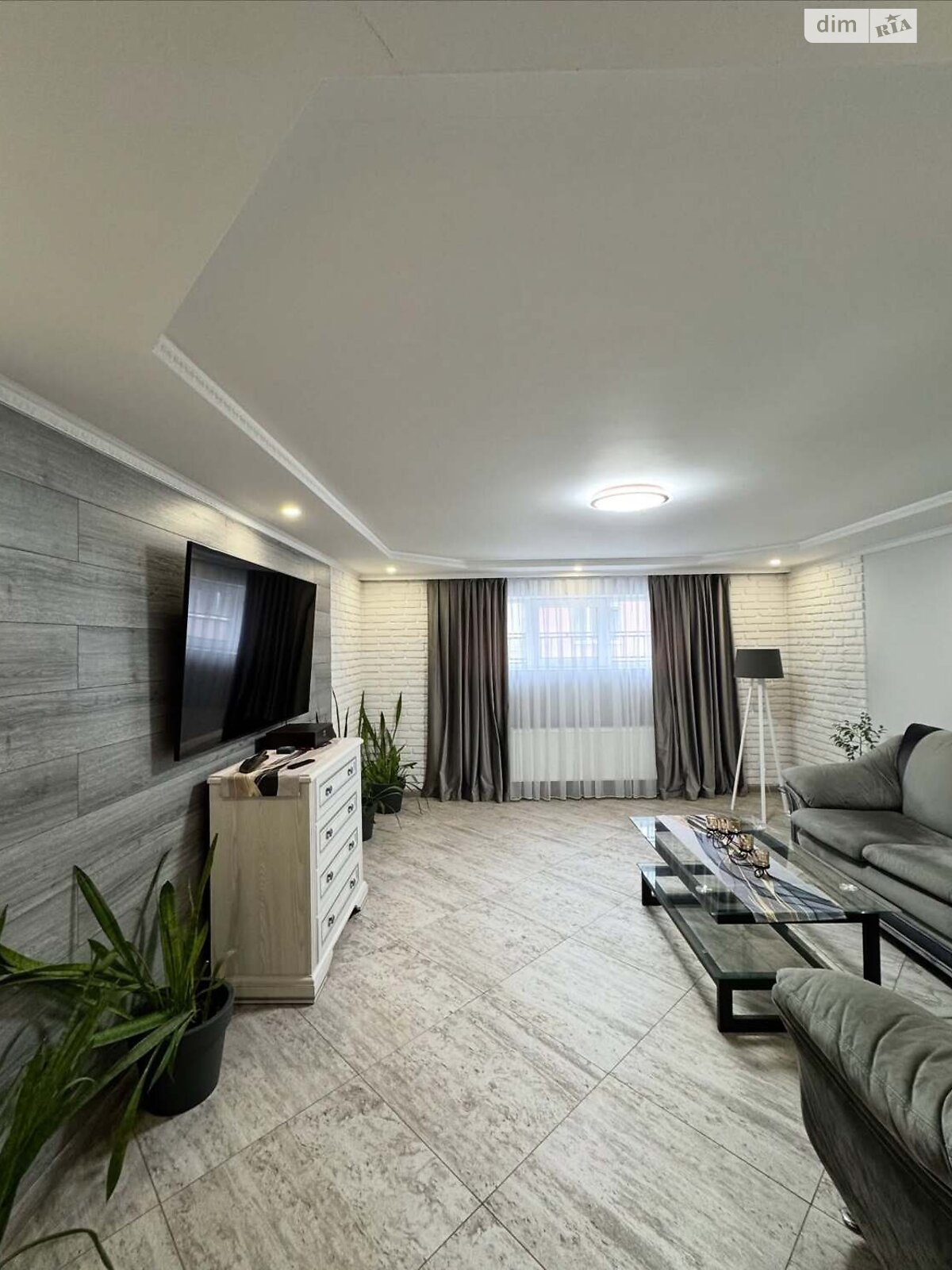 одноэтажный дом с гаражом, 300 кв. м, кирпич. Продажа в Мукачеве район Центр фото 1