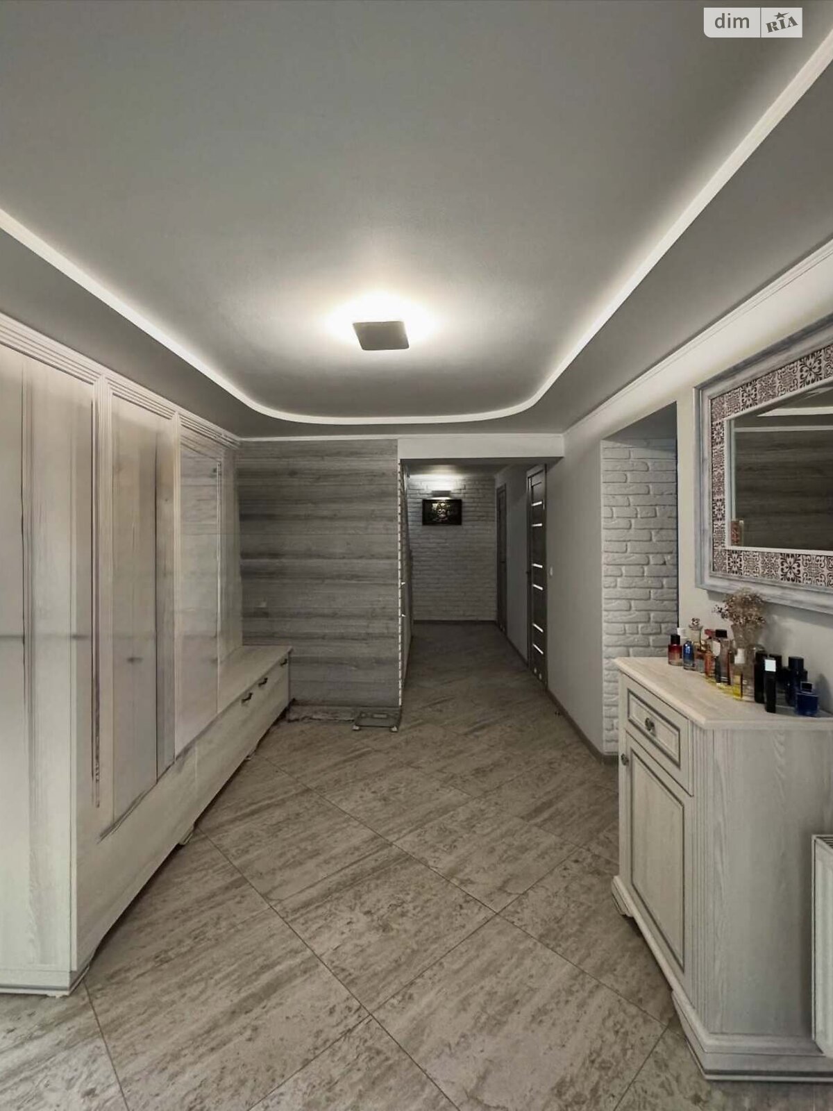 одноэтажный дом с гаражом, 300 кв. м, кирпич. Продажа в Мукачеве район Центр фото 1