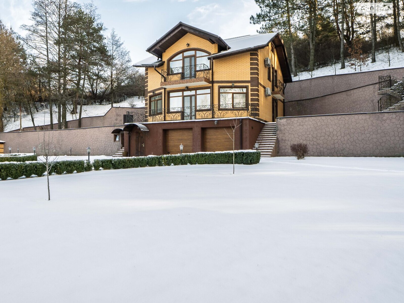 двухэтажный дом с балконом, 270 кв. м, кирпич. Продажа в Музичах фото 1