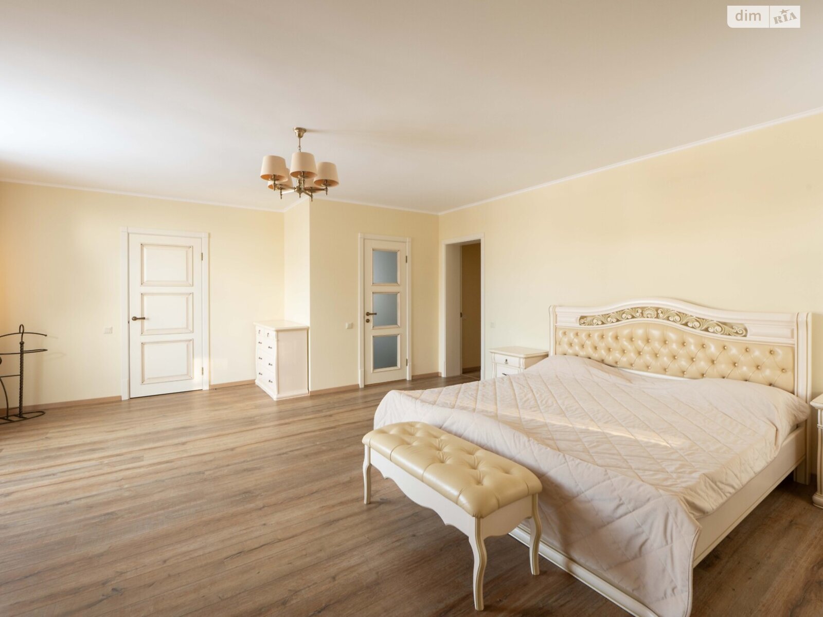 двухэтажный дом с балконом, 270 кв. м, кирпич. Продажа в Музичах фото 1