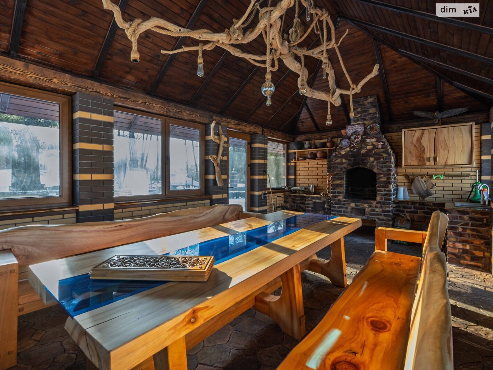 двухэтажный дом с балконом, 270 кв. м, кирпич. Продажа в Музичах фото 1