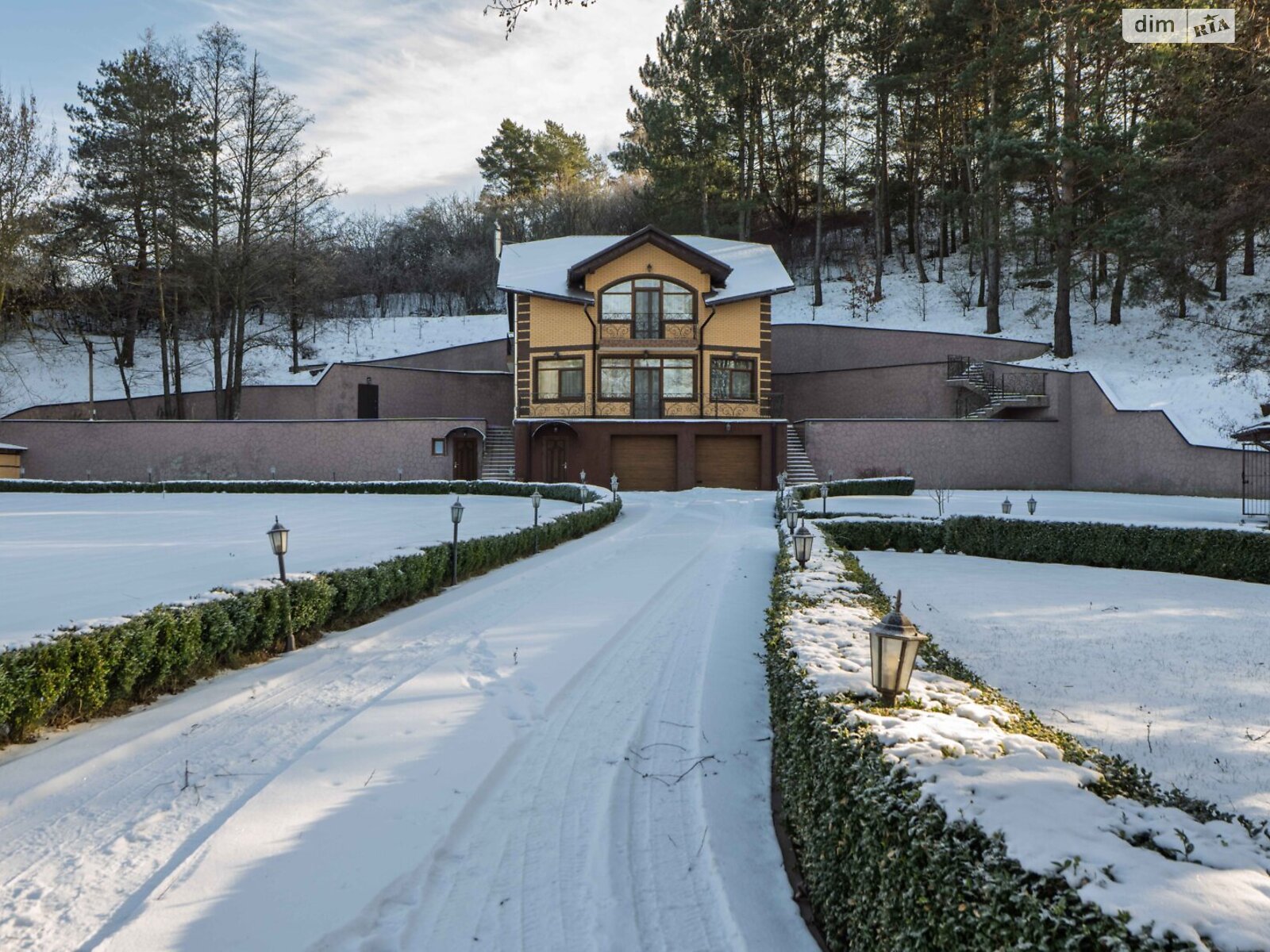 двухэтажный дом с балконом, 270 кв. м, кирпич. Продажа в Музичах фото 1