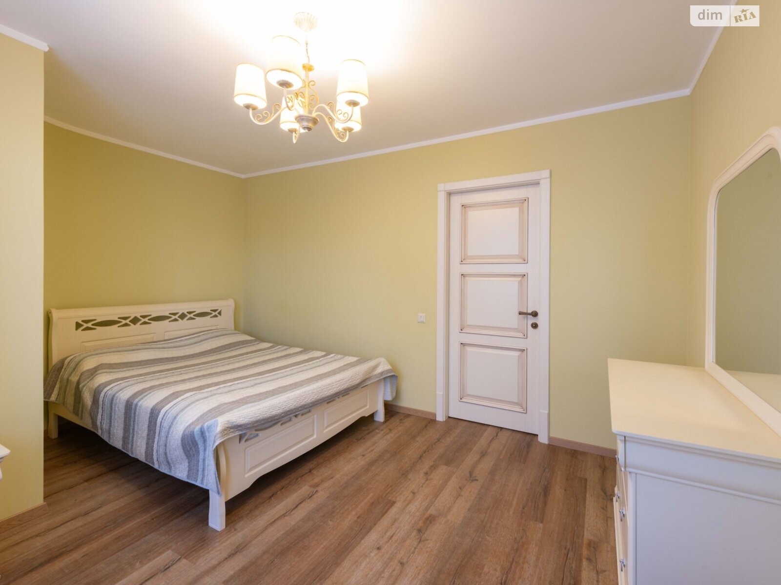 двухэтажный дом с балконом, 270 кв. м, кирпич. Продажа в Музичах фото 1