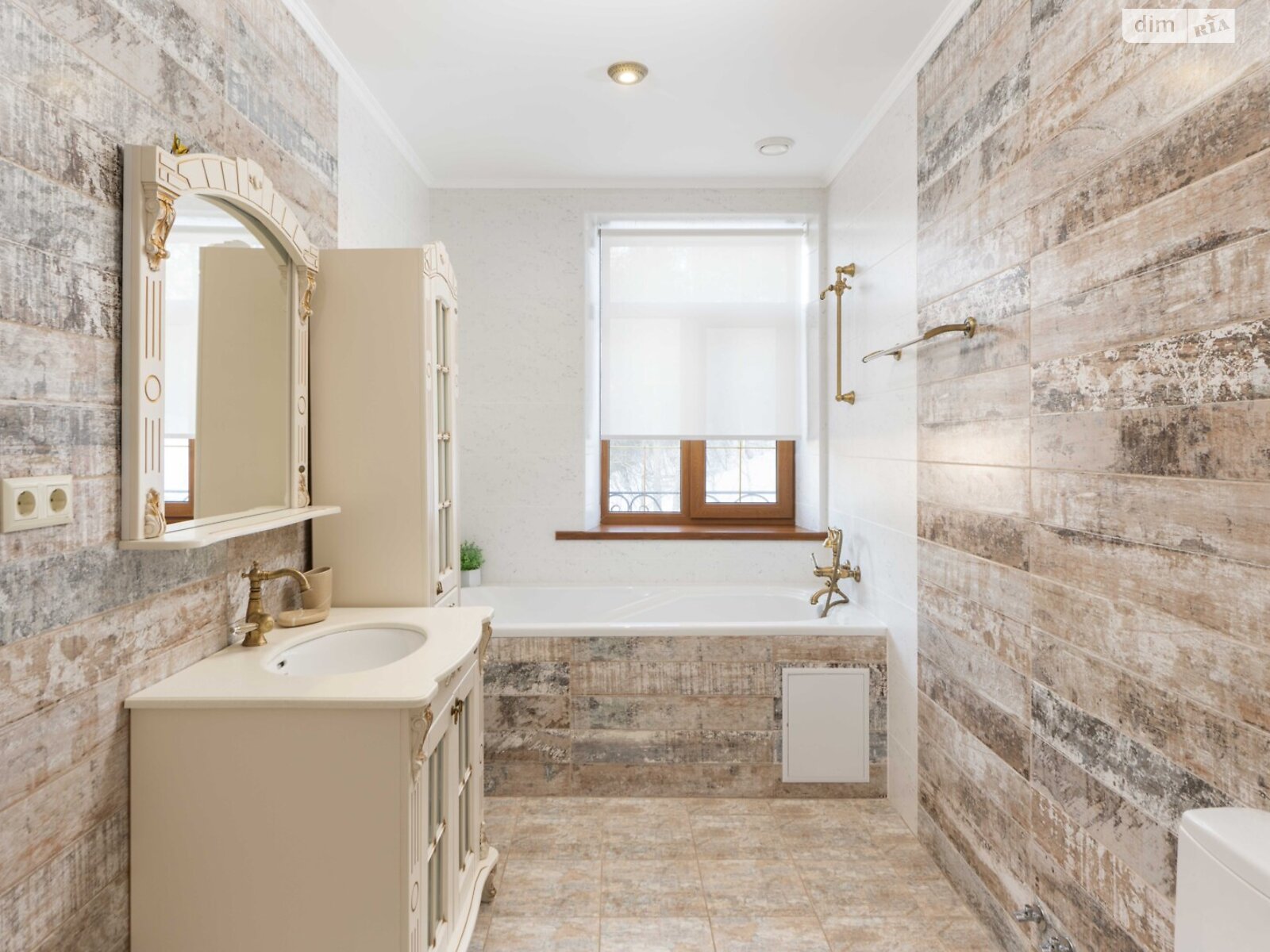 двухэтажный дом с балконом, 270 кв. м, кирпич. Продажа в Музичах фото 1