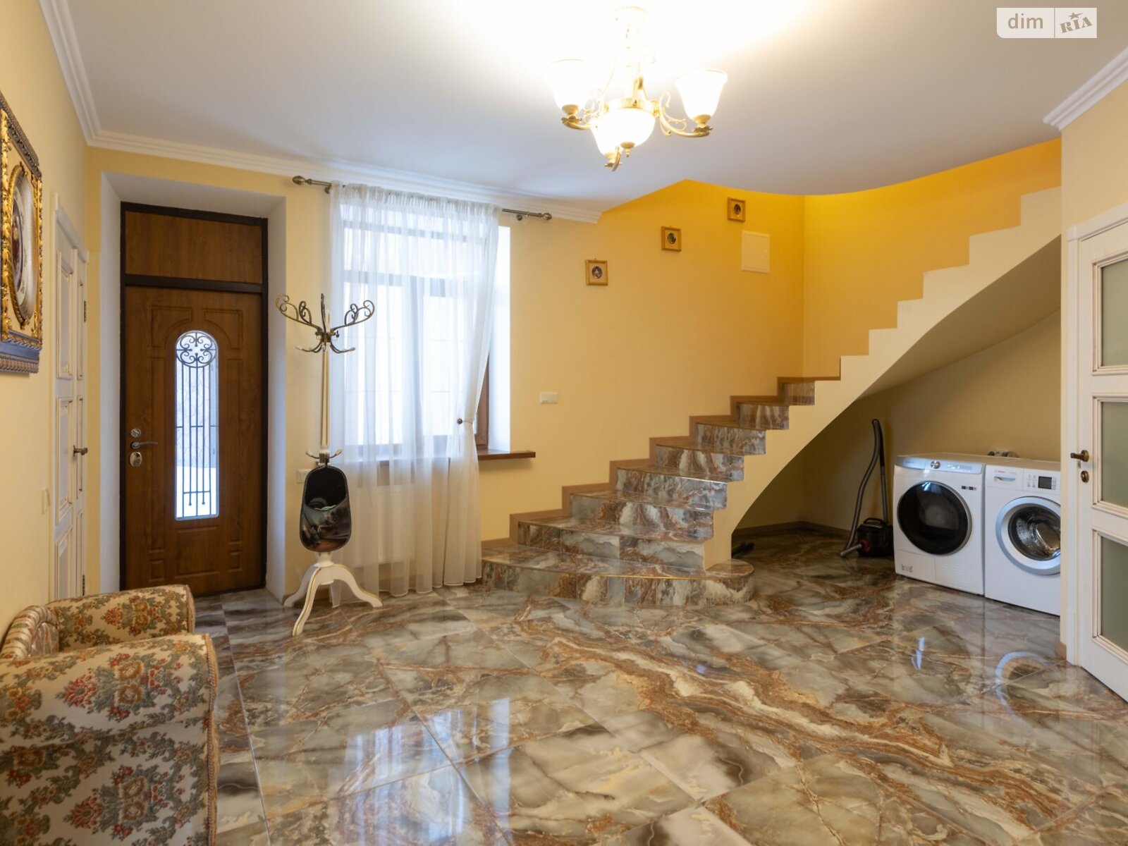 двухэтажный дом с балконом, 270 кв. м, кирпич. Продажа в Музичах фото 1