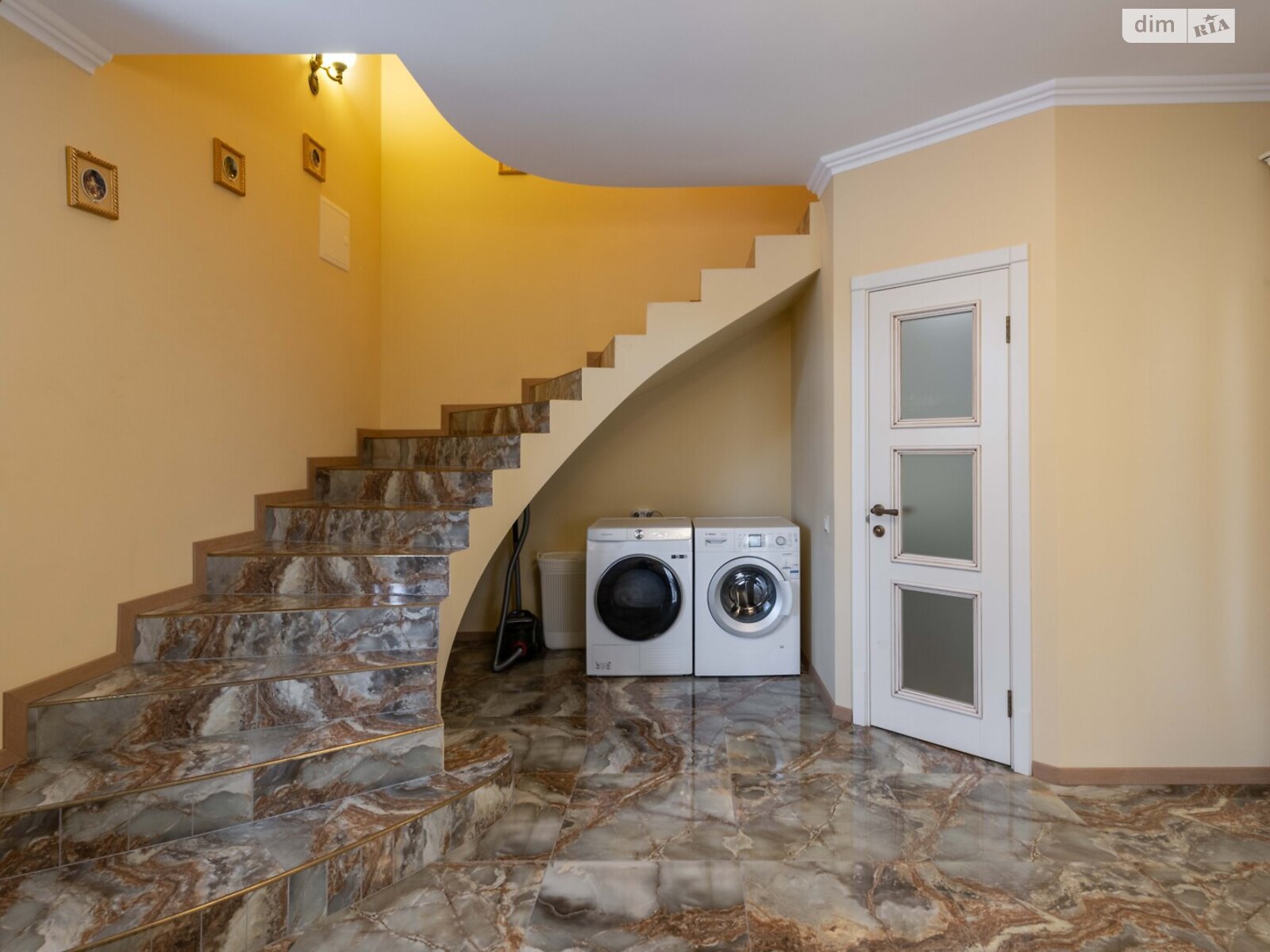 двухэтажный дом с балконом, 270 кв. м, кирпич. Продажа в Музичах фото 1