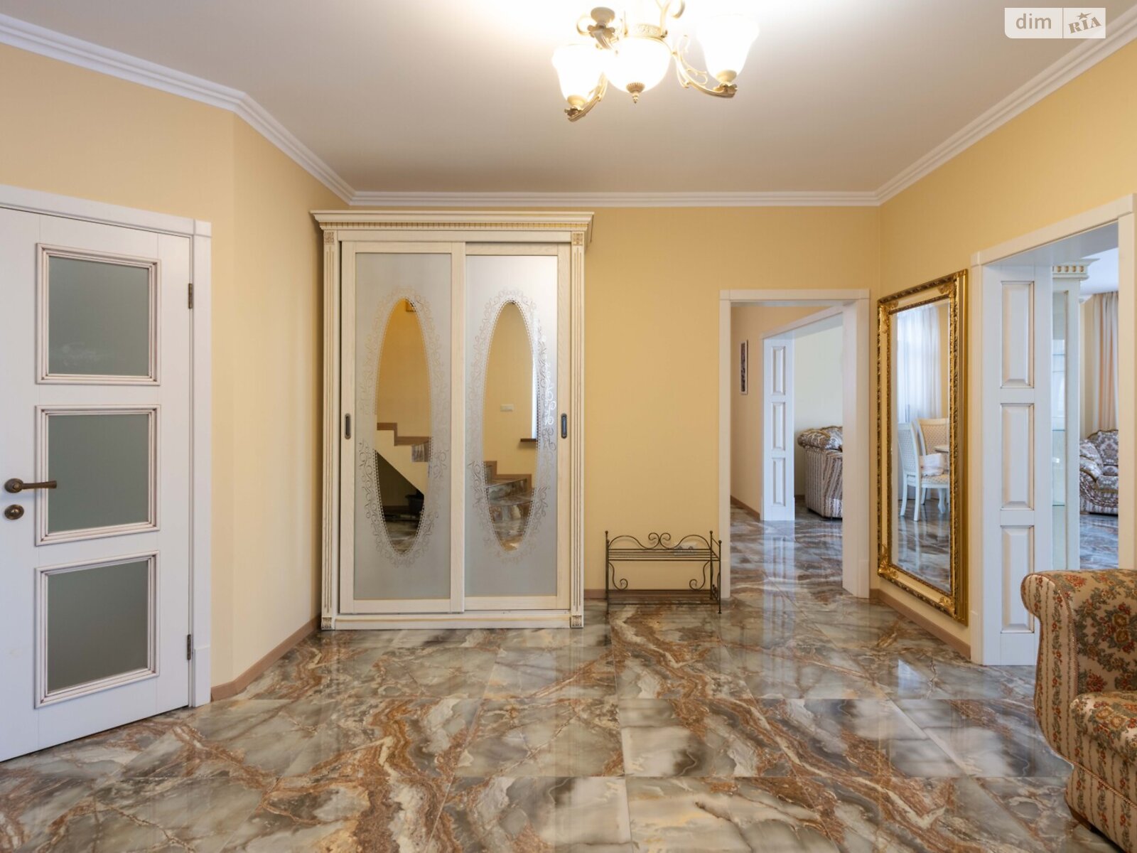 двухэтажный дом с балконом, 270 кв. м, кирпич. Продажа в Музичах фото 1