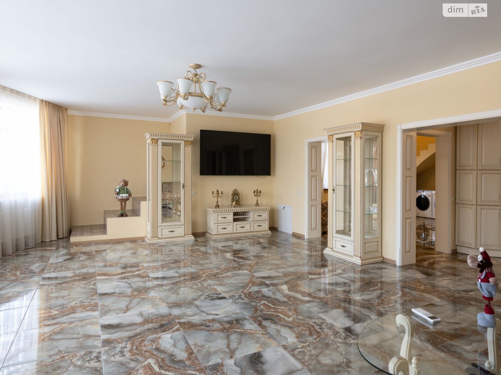 двухэтажный дом с балконом, 270 кв. м, кирпич. Продажа в Музичах фото 1