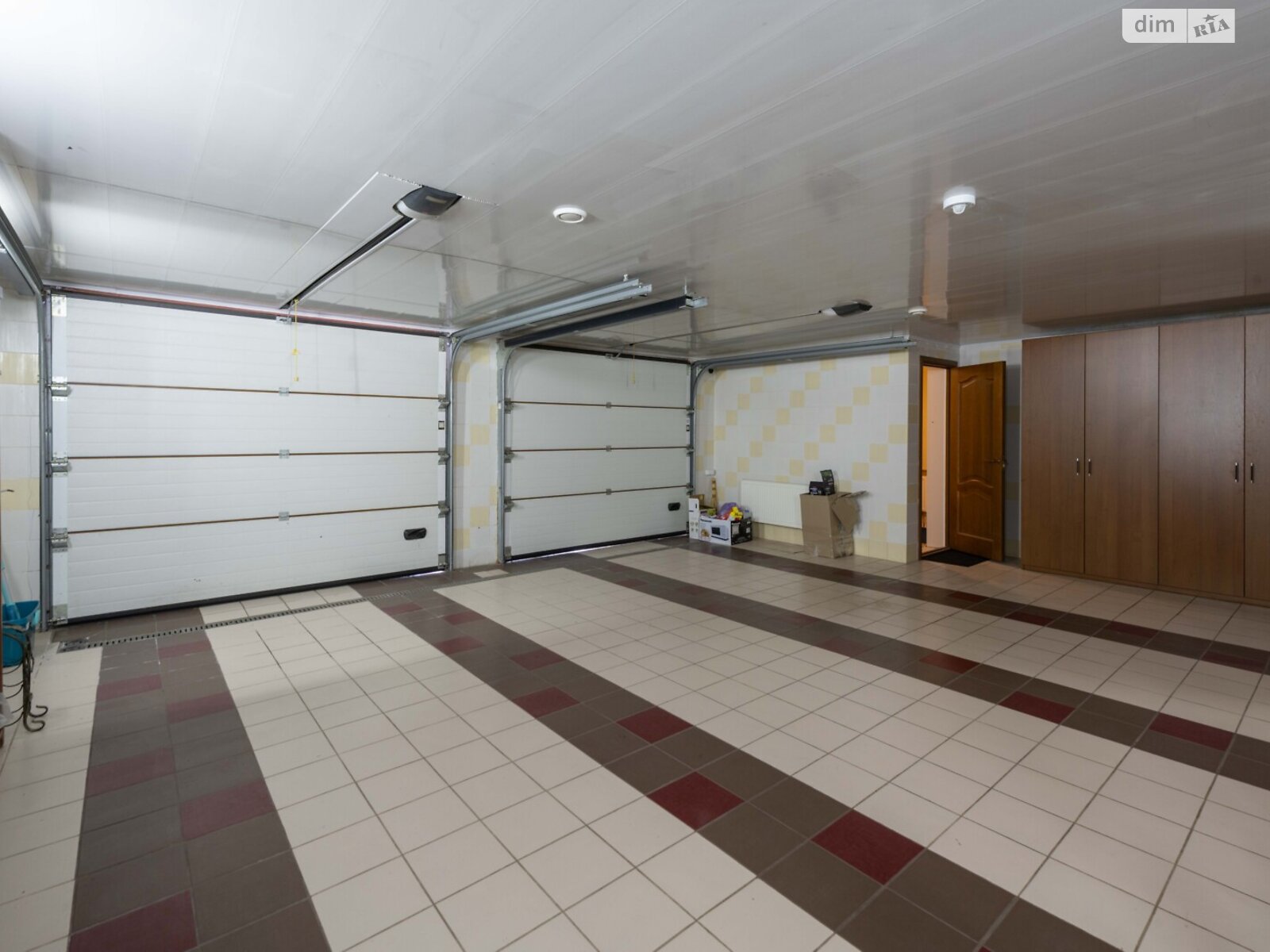 двухэтажный дом с балконом, 270 кв. м, кирпич. Продажа в Музичах фото 1