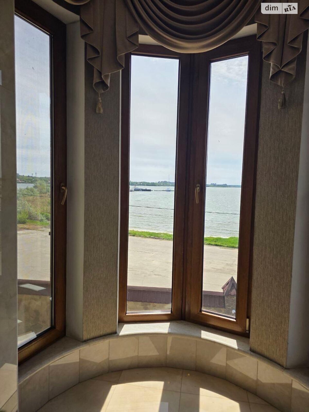 трехэтажный дом с верандой, 425.5 кв. м, ракушечник (ракушняк). Продажа в Николаеве район Варваровка фото 1 трехэтажный дом с верандой, 425.5 кв. м, ракушечник (ракушняк). Продажа в Николаеве район Варваровка фото 1