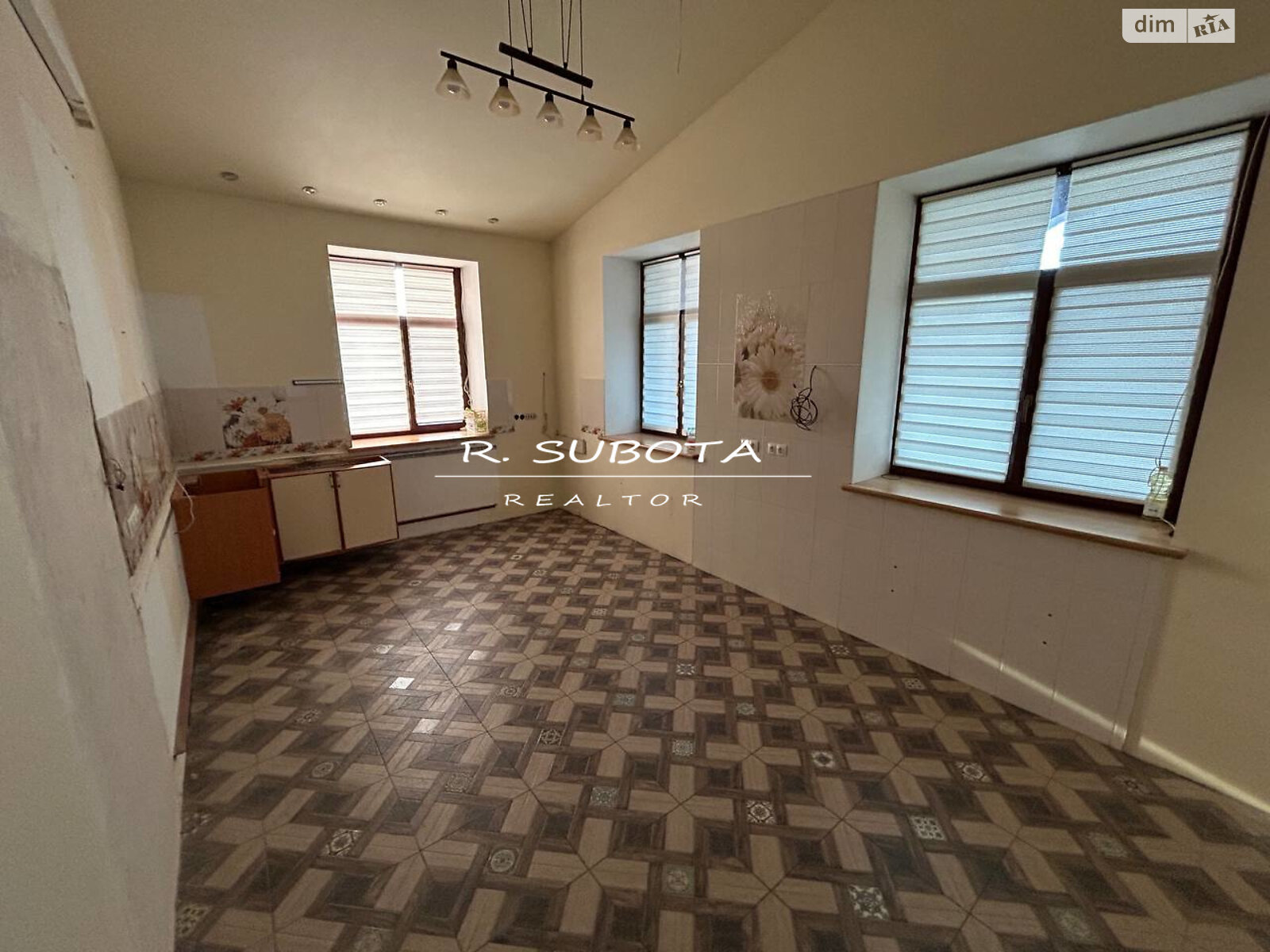 триповерховий будинок з ремонтом, 823 кв. м, цегла. Продаж в Новоолександрівці фото 1 триповерховий будинок з ремонтом, 823 кв. м, цегла. Продаж в Новоолександрівці фото 1