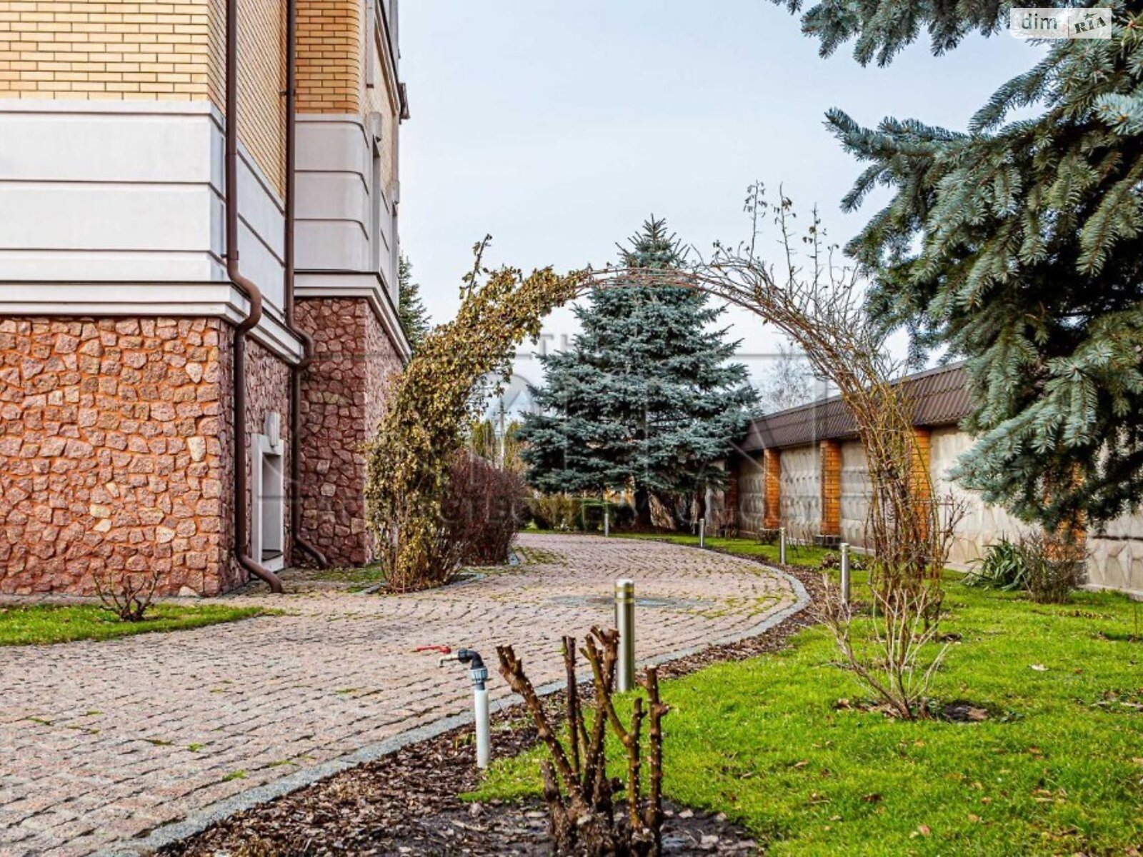 чотириповерховий будинок, 1429 кв. м, цегла. Продаж у Новосілках фото 1 чотириповерховий будинок, 1429 кв. м, цегла. Продаж у Новосілках фото 1