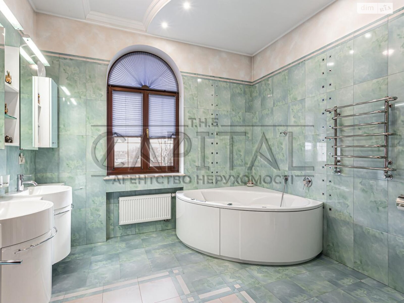 чотириповерховий будинок з верандою, 589 кв. м, цегла. Продаж у Новосілках фото 1 чотириповерховий будинок з верандою, 589 кв. м, цегла. Продаж у Новосілках фото 1