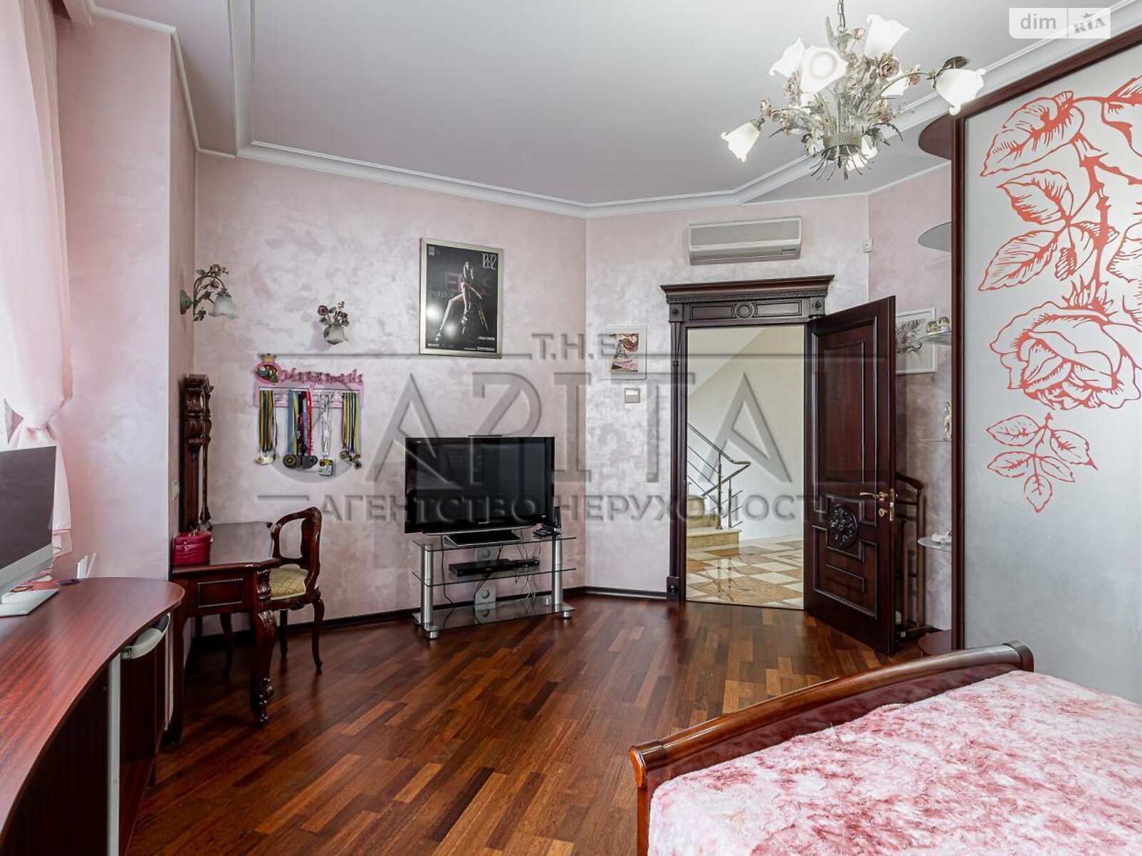 чотириповерховий будинок з верандою, 589 кв. м, цегла. Продаж у Новосілках фото 1 чотириповерховий будинок з верандою, 589 кв. м, цегла. Продаж у Новосілках фото 1