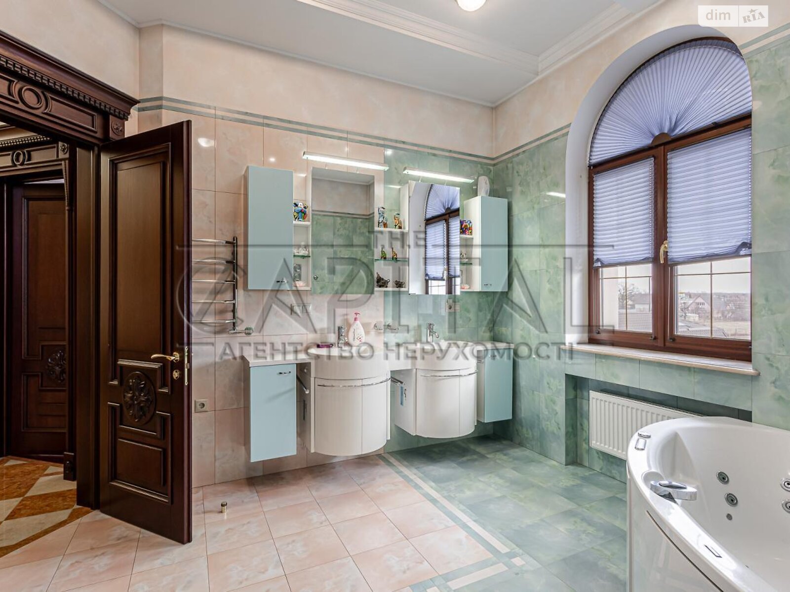чотириповерховий будинок з верандою, 589 кв. м, цегла. Продаж у Новосілках фото 1 чотириповерховий будинок з верандою, 589 кв. м, цегла. Продаж у Новосілках фото 1