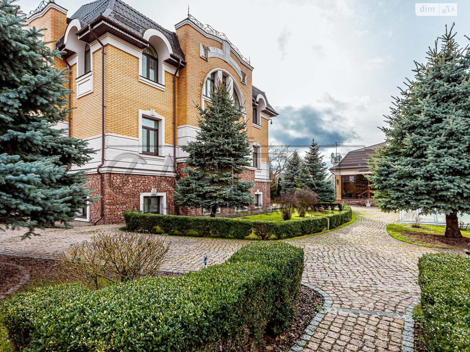 чотириповерховий будинок з верандою, 589 кв. м, цегла. Продаж у Новосілках фото 1 чотириповерховий будинок з верандою, 589 кв. м, цегла. Продаж у Новосілках фото 1