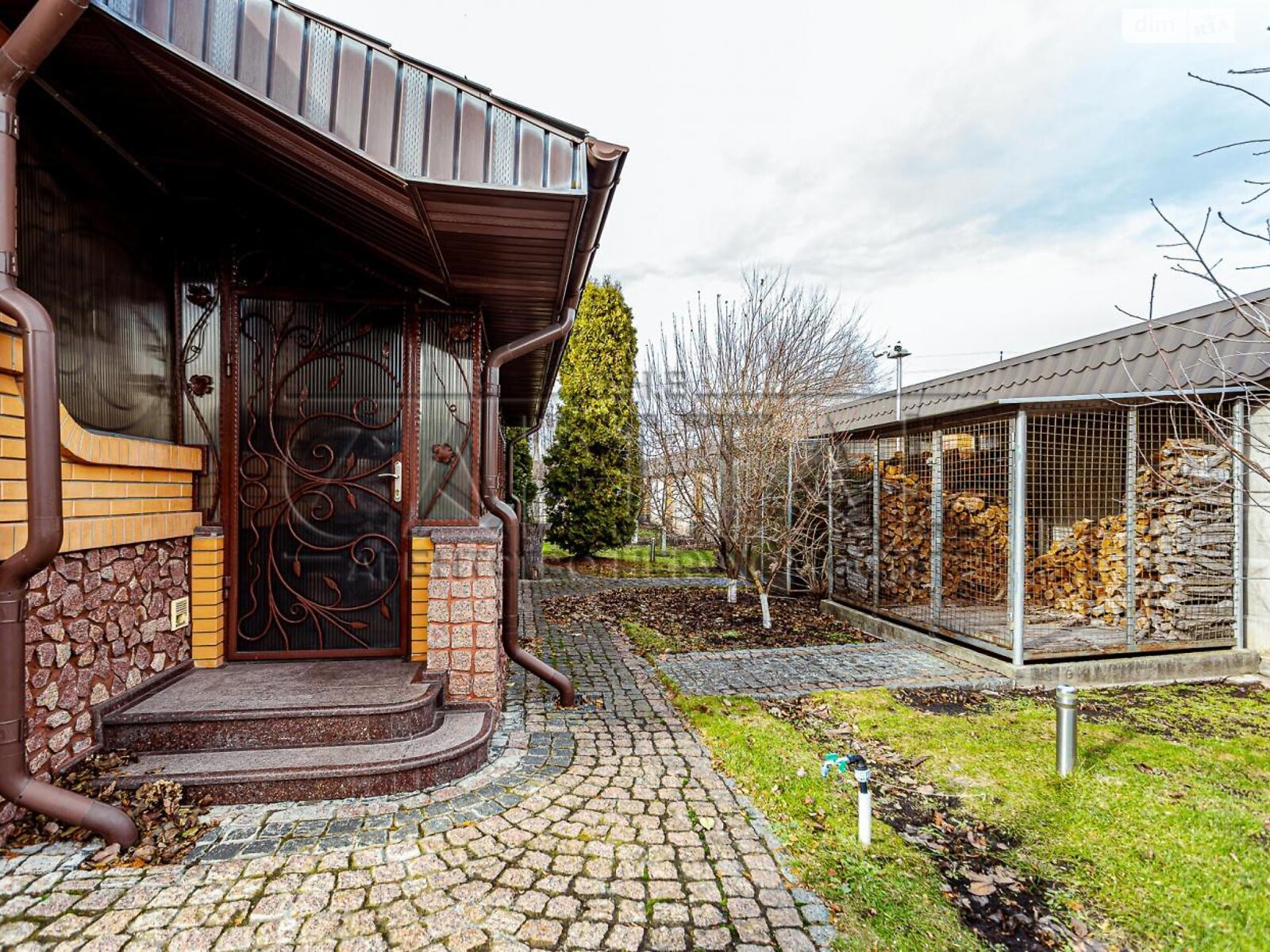 чотириповерховий будинок з верандою, 589 кв. м, цегла. Продаж у Новосілках фото 1 чотириповерховий будинок з верандою, 589 кв. м, цегла. Продаж у Новосілках фото 1