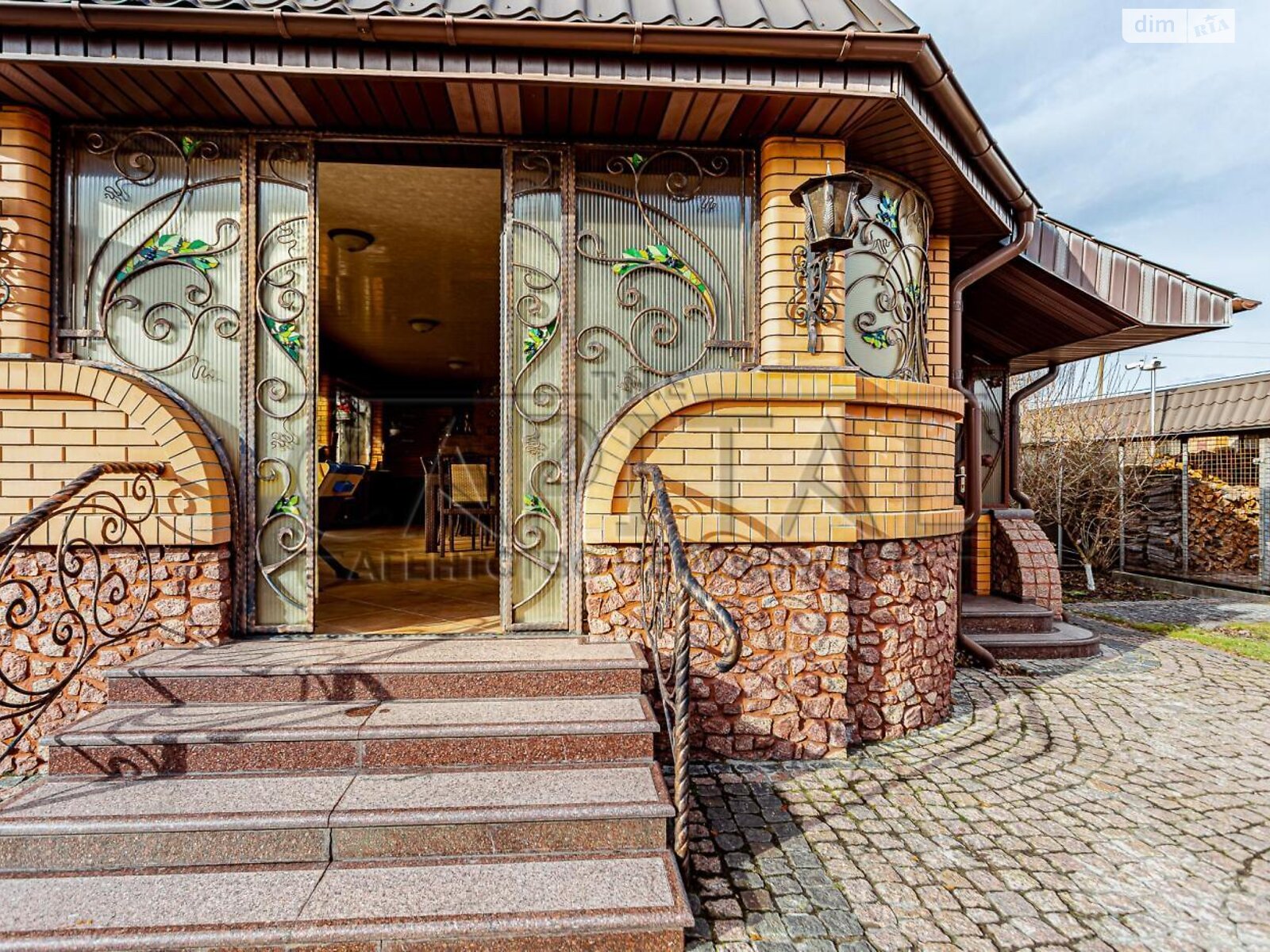 чотириповерховий будинок з верандою, 589 кв. м, цегла. Продаж у Новосілках фото 1 чотириповерховий будинок з верандою, 589 кв. м, цегла. Продаж у Новосілках фото 1