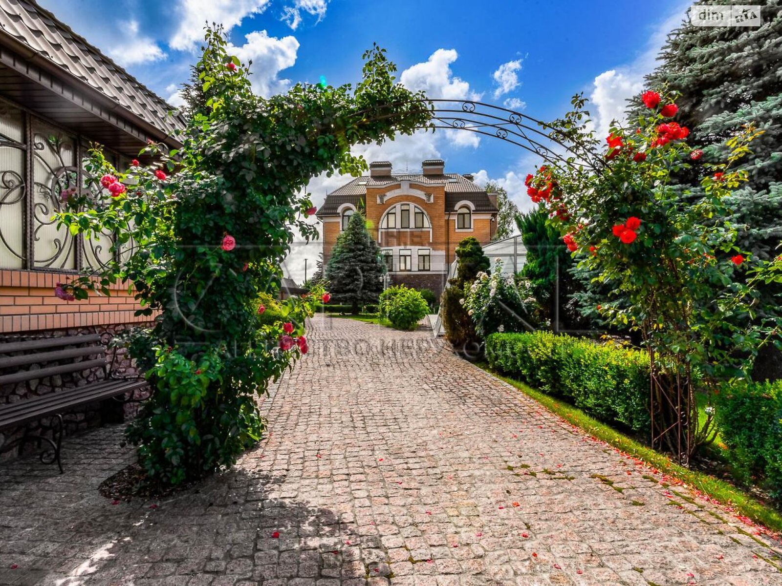 чотириповерховий будинок з верандою, 589 кв. м, цегла. Продаж у Новосілках фото 1 чотириповерховий будинок з верандою, 589 кв. м, цегла. Продаж у Новосілках фото 1