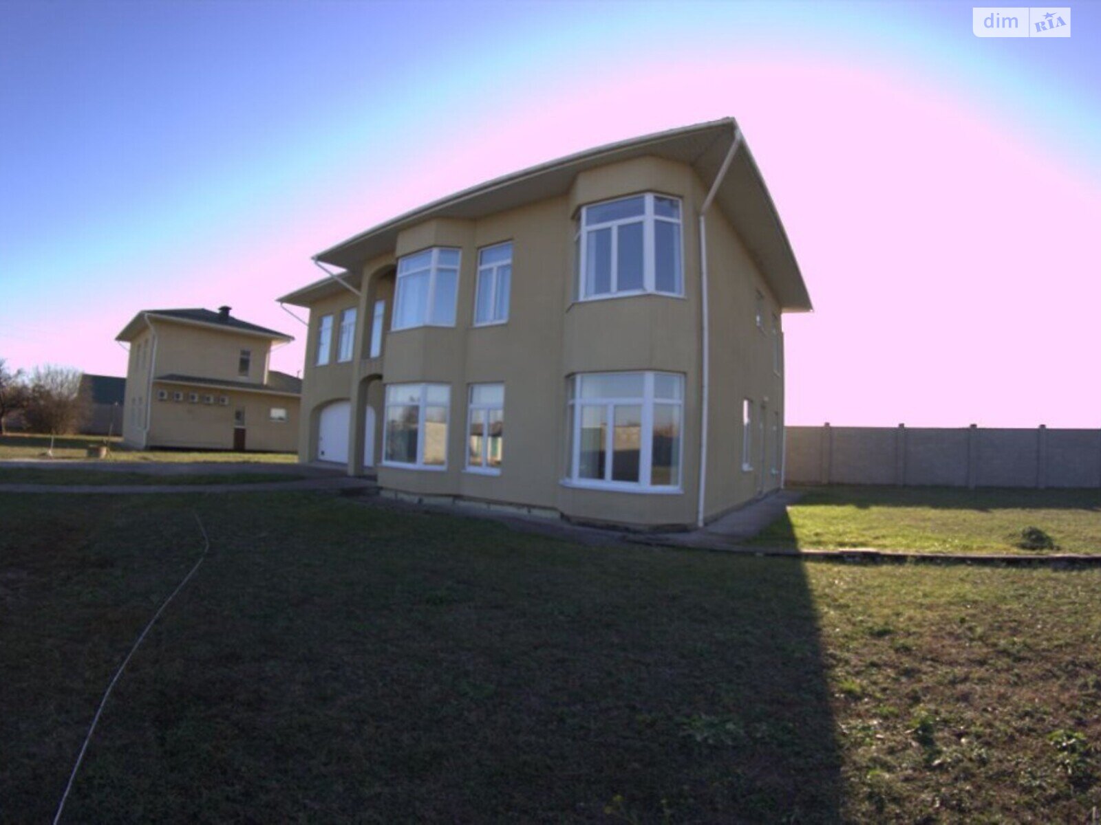 трехэтажный дом с гаражом, 1250 кв. м, кирпич. Продажа в Новоселовке фото 1