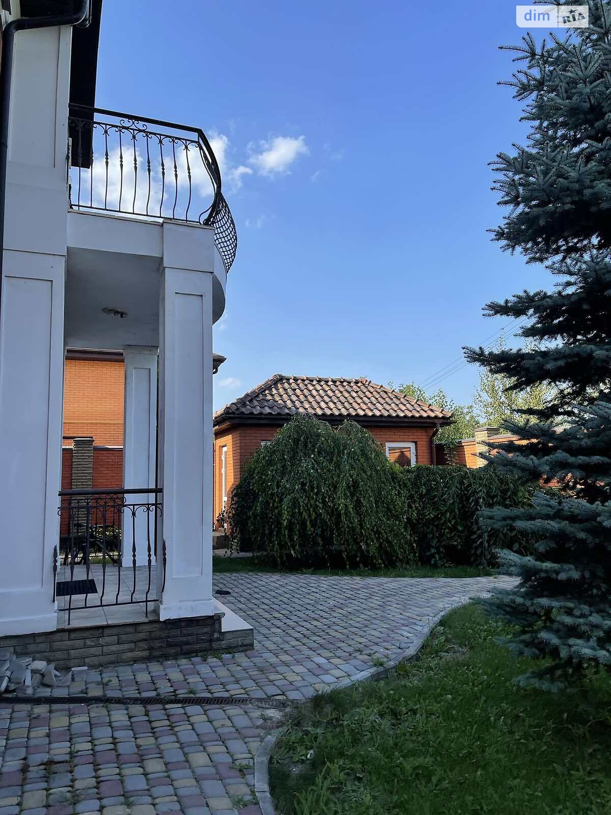 двухэтажный дом с балконом, 270 кв. м, кирпич. Продажа в Новоселовке фото 1