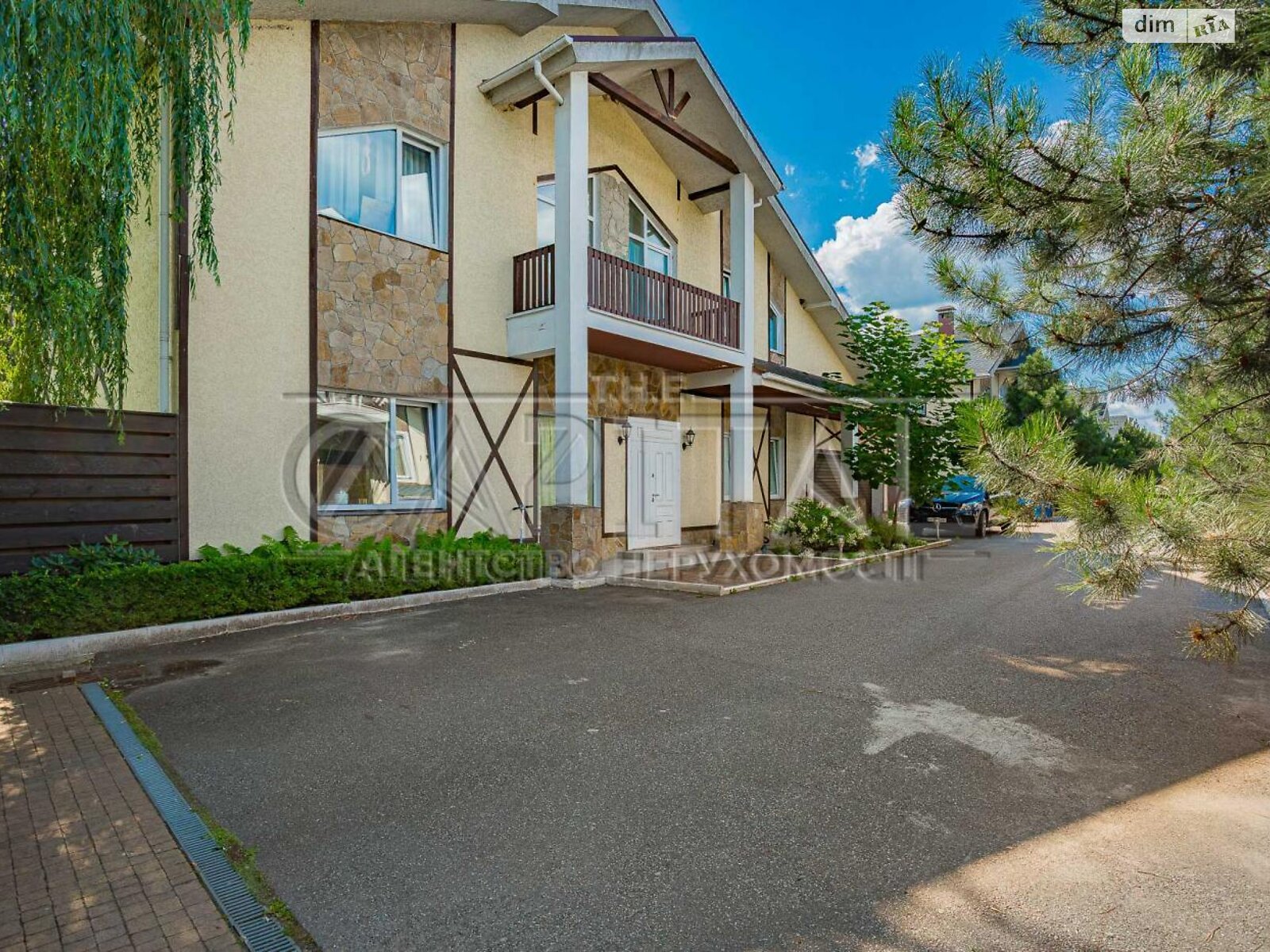 двухэтажный дом с балконом, 289.5 кв. м, кирпич. Продажа в Старых Безрадичах фото 1