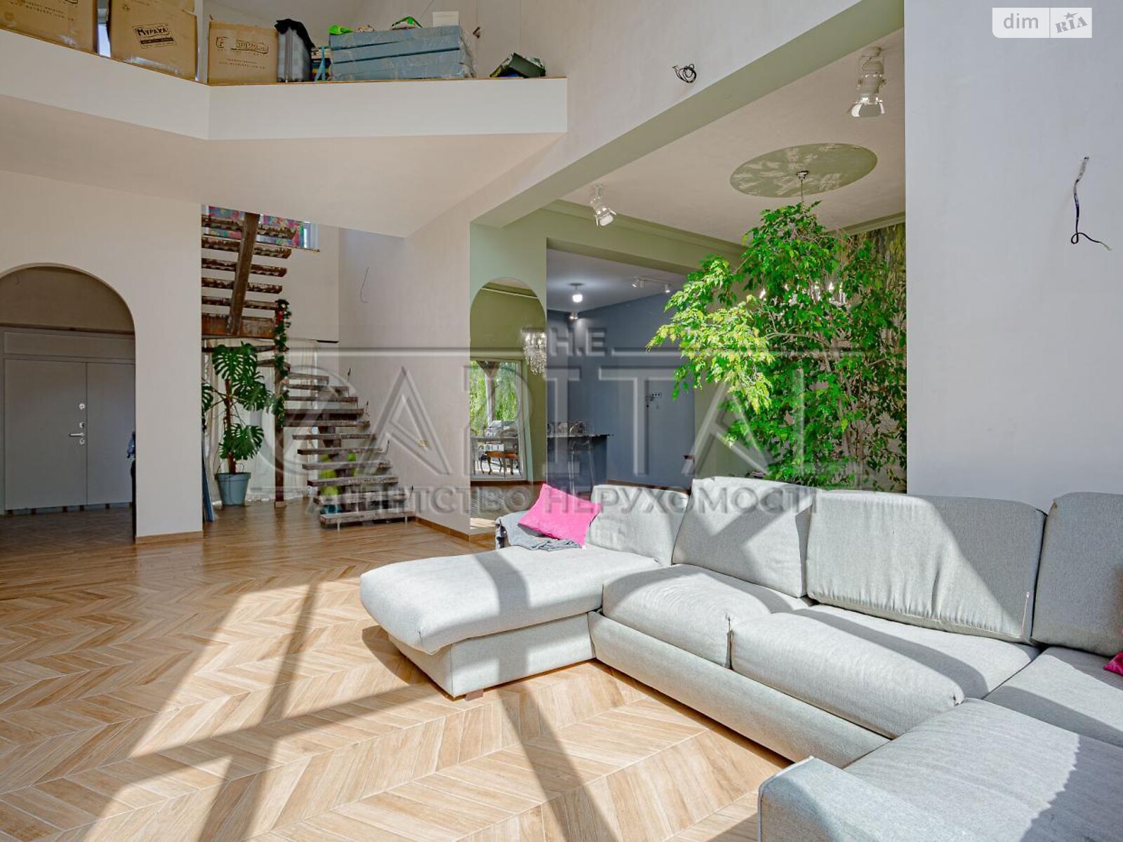 двухэтажный дом с балконом, 289.5 кв. м, кирпич. Продажа в Старых Безрадичах фото 1