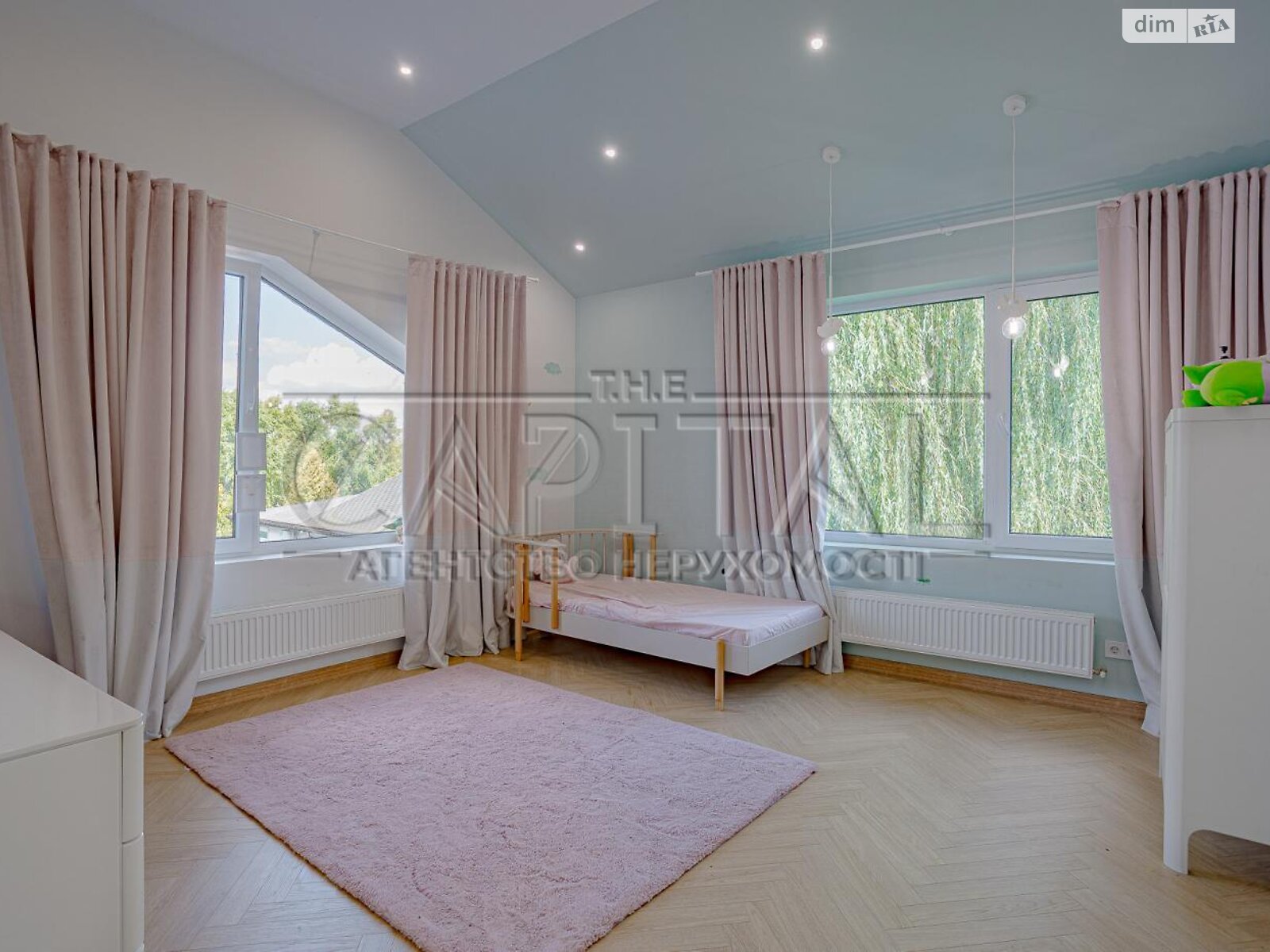 двухэтажный дом с балконом, 289.5 кв. м, кирпич. Продажа в Старых Безрадичах фото 1