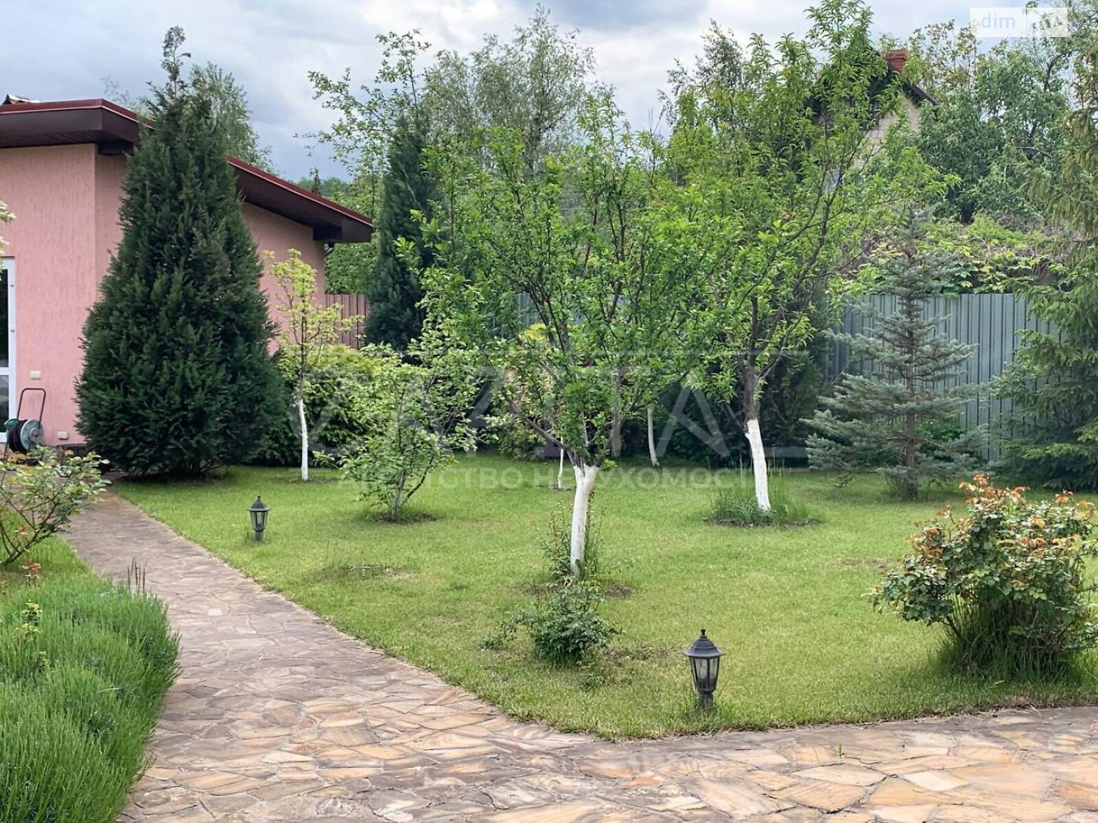 триповерховий будинок з гаражем, 375 кв. м, цегла. Продаж у Нових Безрадичах фото 1 триповерховий будинок з гаражем, 375 кв. м, цегла. Продаж у Нових Безрадичах фото 1