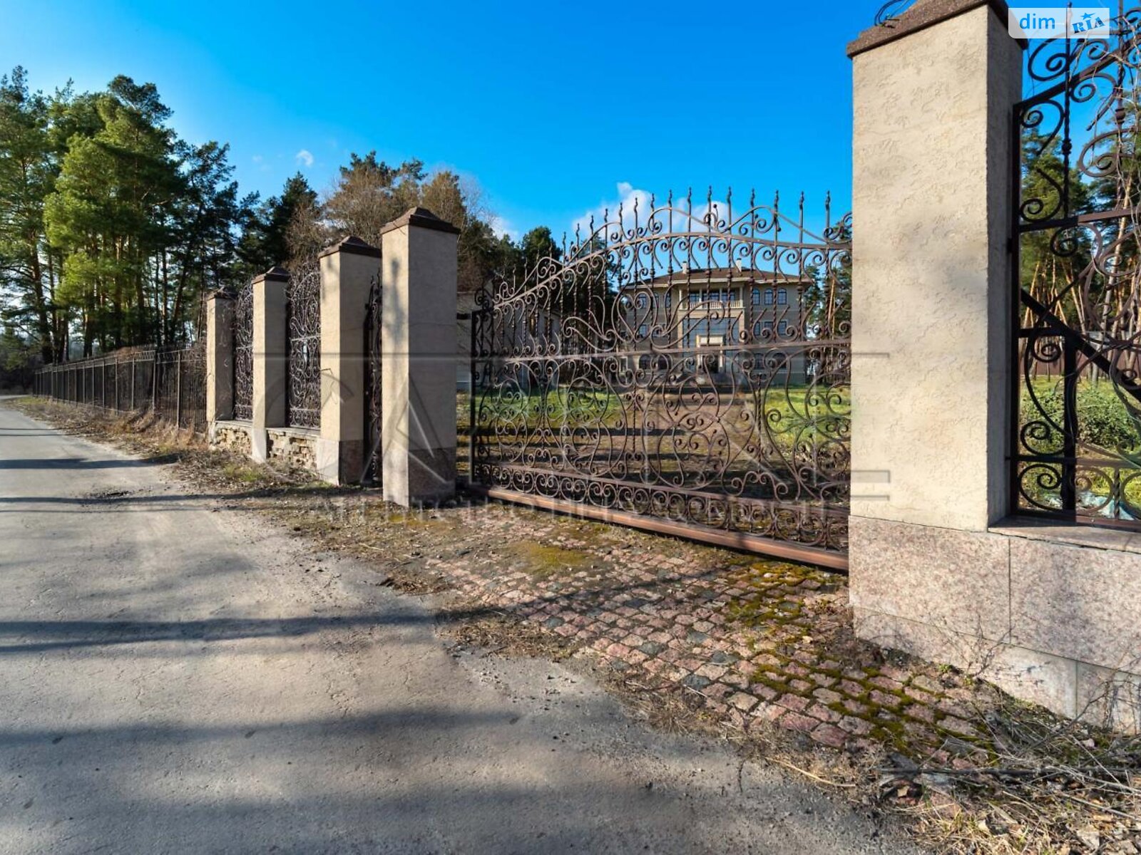 триповерховий будинок з верандою, 1190 кв. м, кирпич. Продаж у Нових Безрадичах фото 1 триповерховий будинок з верандою, 1190 кв. м, кирпич. Продаж у Нових Безрадичах фото 1