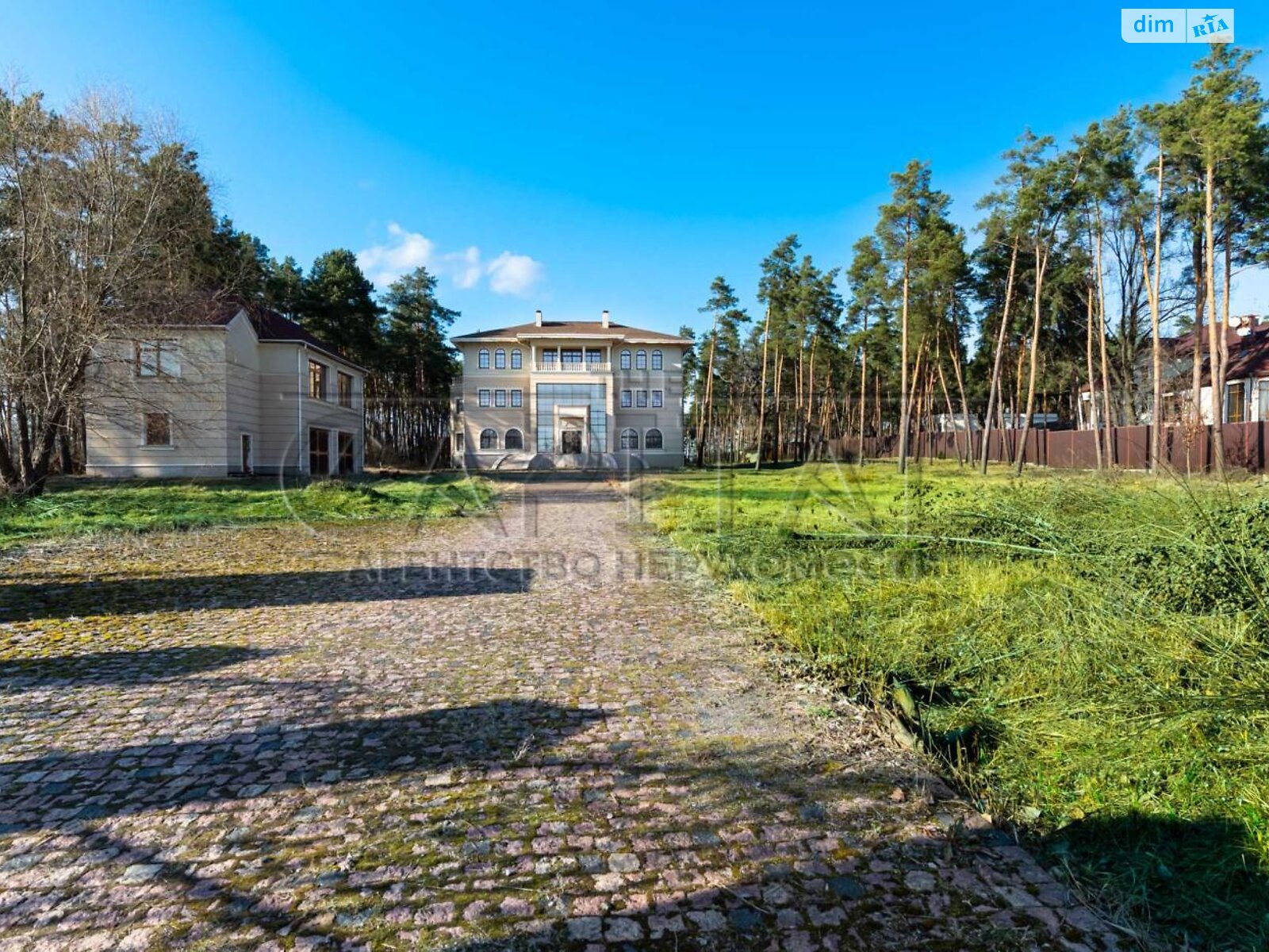 триповерховий будинок, 1190 кв. м, цегла. Продаж у Нових Безрадичах фото 1 триповерховий будинок, 1190 кв. м, цегла. Продаж у Нових Безрадичах фото 1