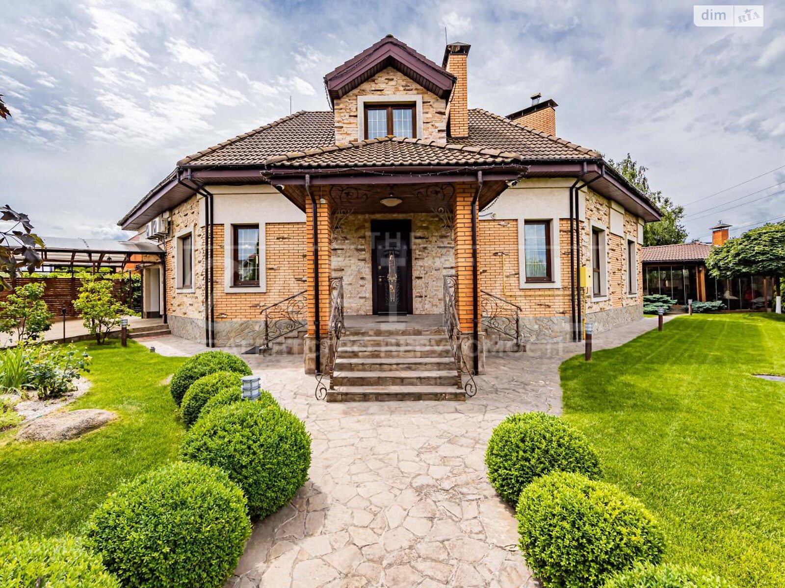 двухэтажный дом с верандой, 250 кв. м, кирпич. Продажа в Новых Петровцах фото 1 двухэтажный дом с верандой, 250 кв. м, кирпич. Продажа в Новых Петровцах фото 1