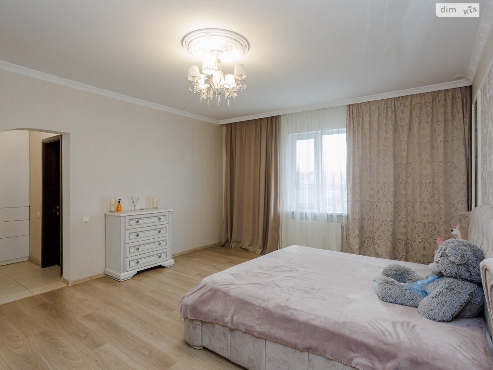 триповерховий будинок з верандою, 485 кв. м, пінобетон. Продаж у Нових Петрівцях фото 1 триповерховий будинок з верандою, 485 кв. м, пінобетон. Продаж у Нових Петрівцях фото 1