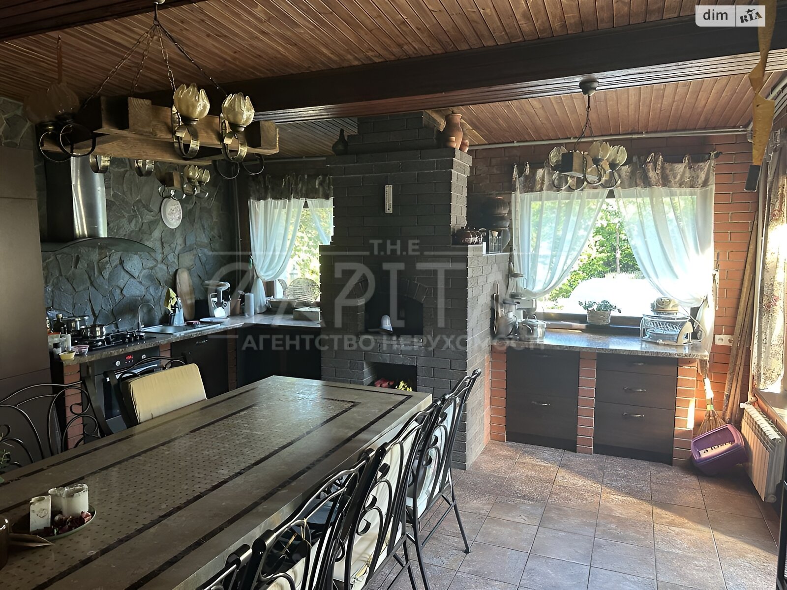 двухэтажный дом с гаражом, 360 кв. м, кирпич. Продажа в Новых Петровцах фото 1 двухэтажный дом с гаражом, 360 кв. м, кирпич. Продажа в Новых Петровцах фото 1