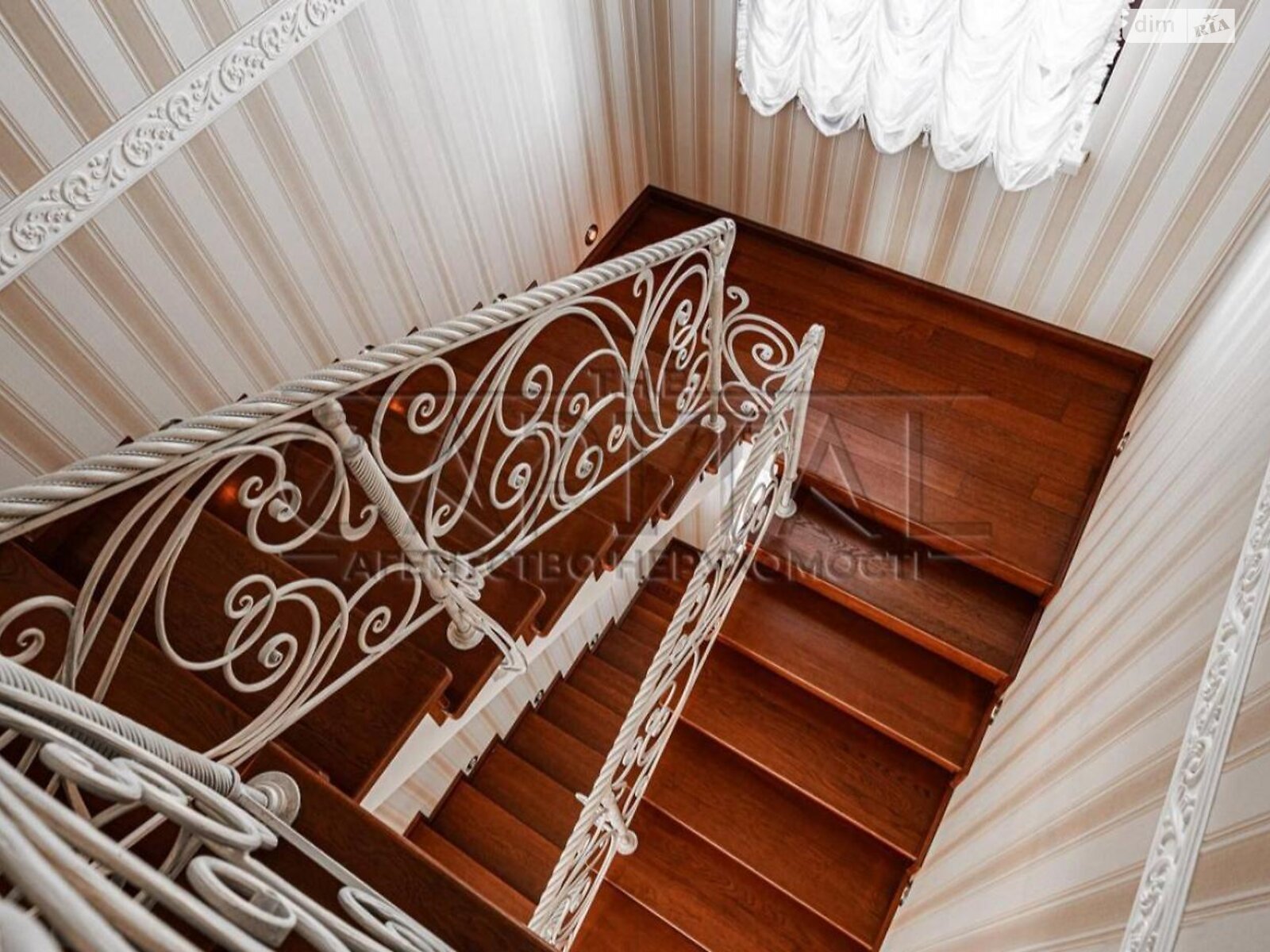 трехэтажный дом, 287.2 кв. м, кирпич. Продажа в Новых Петровцах фото 1 трехэтажный дом, 287.2 кв. м, кирпич. Продажа в Новых Петровцах фото 1