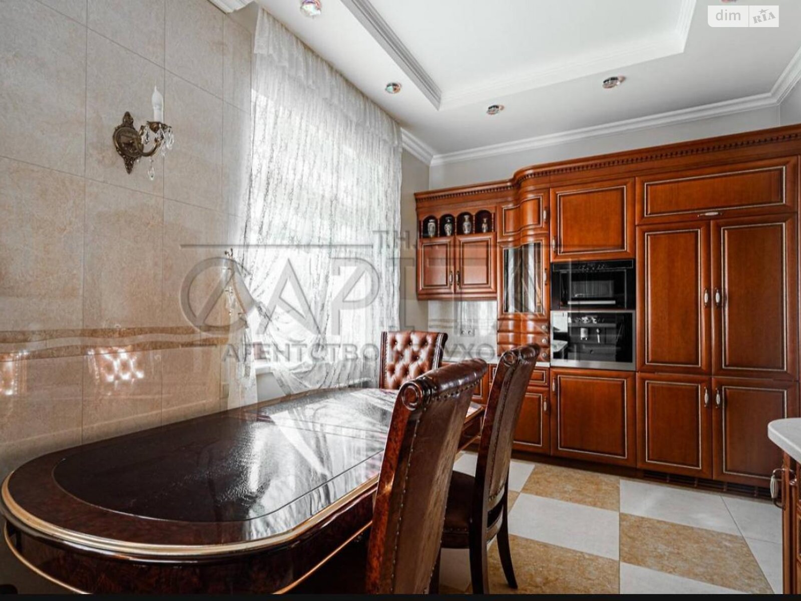 трехэтажный дом, 287.2 кв. м, кирпич. Продажа в Новых Петровцах фото 1 трехэтажный дом, 287.2 кв. м, кирпич. Продажа в Новых Петровцах фото 1