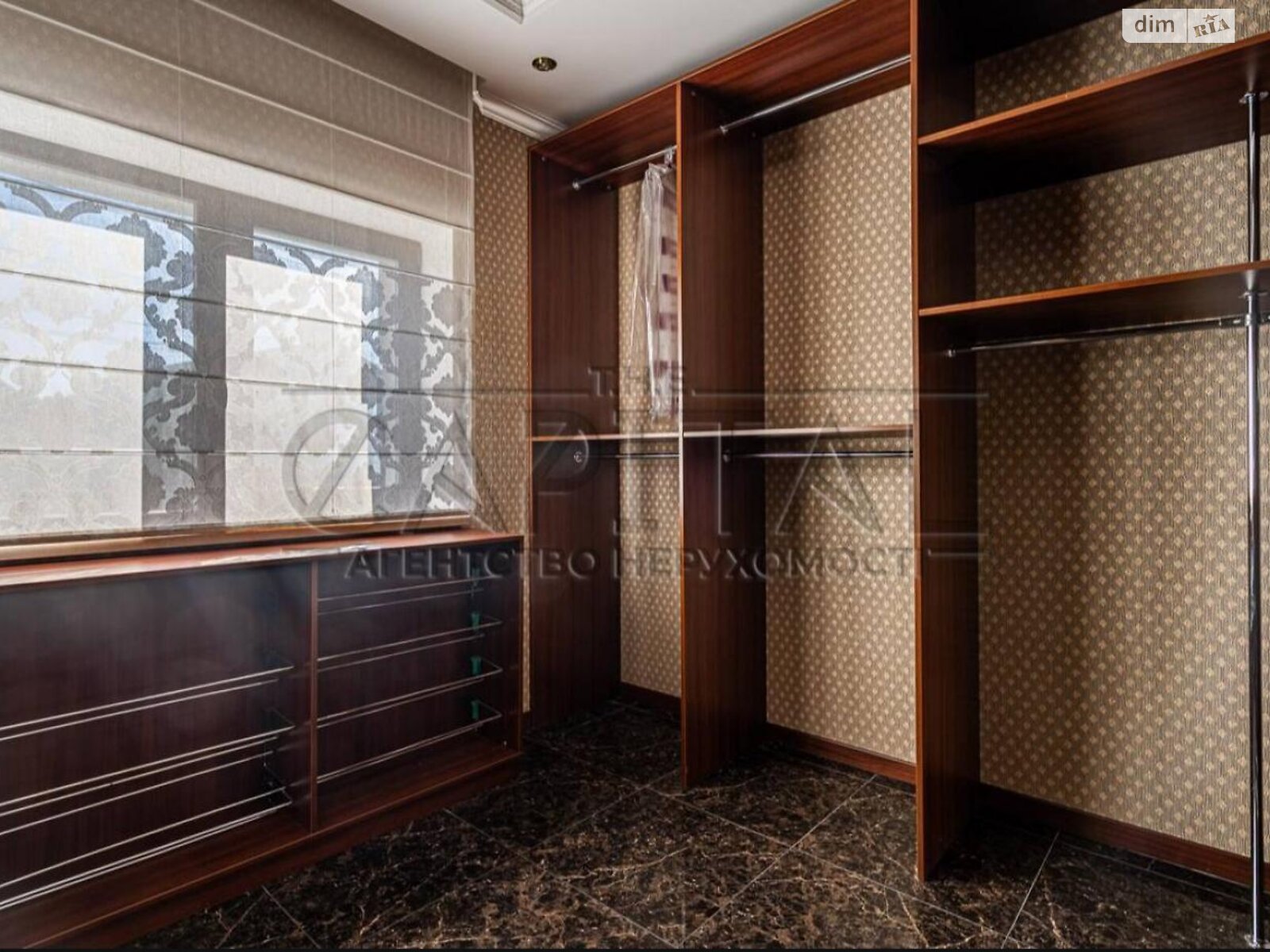 трехэтажный дом, 287.2 кв. м, кирпич. Продажа в Новых Петровцах фото 1 трехэтажный дом, 287.2 кв. м, кирпич. Продажа в Новых Петровцах фото 1