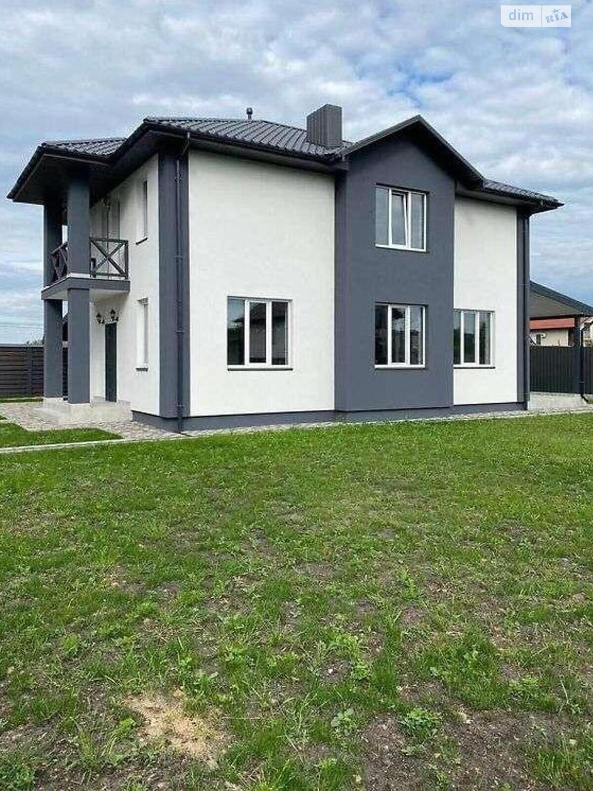 двухэтажный дом с балконом, 160 кв. м, кирпич. Продажа в Новых Петровцах фото 1