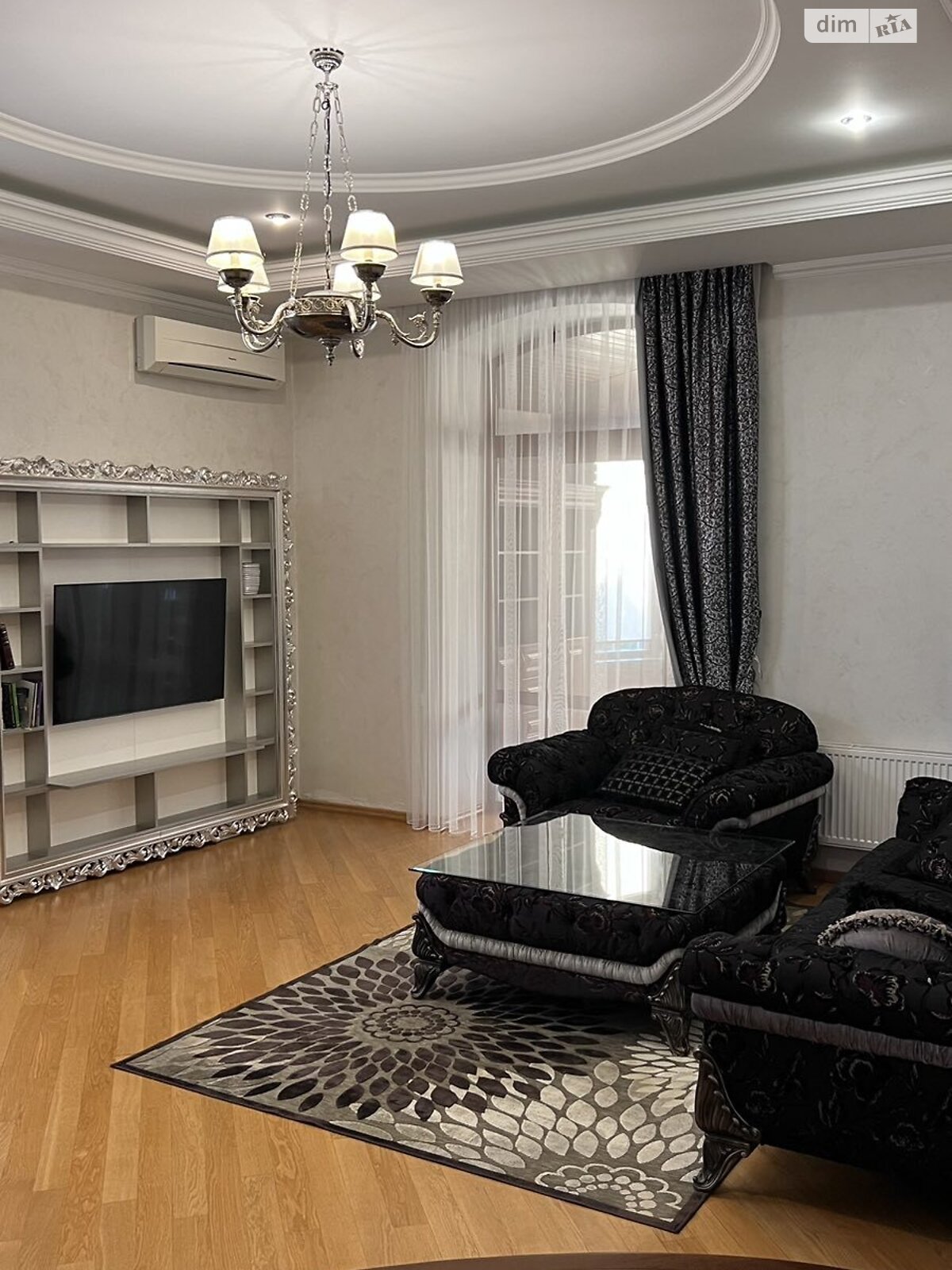 трехэтажный дом с гаражом, 370 кв. м, кирпич. Продажа в Обарове фото 1