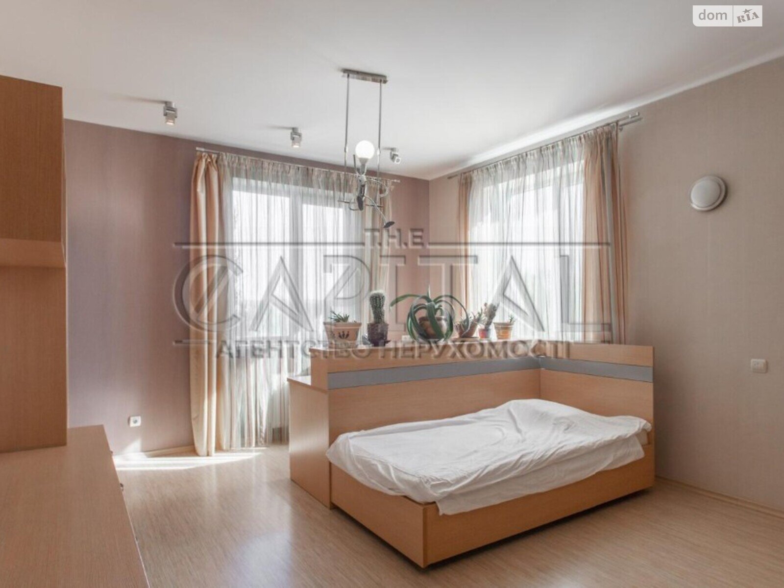 трехэтажный дом с ремонтом, 1700 кв. м, кирпич. Продажа в Григоровке фото 1