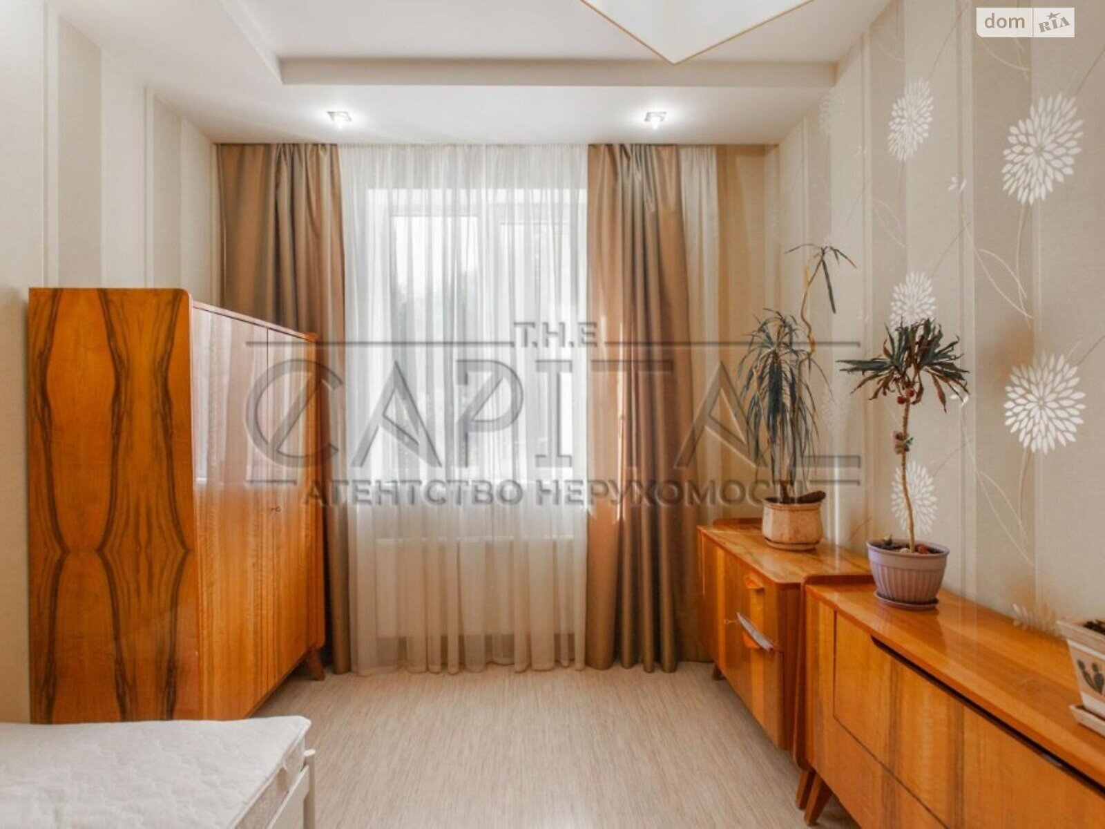 трехэтажный дом с ремонтом, 1700 кв. м, кирпич. Продажа в Григоровке фото 1