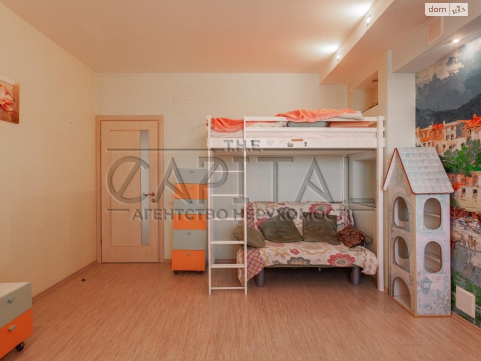 трехэтажный дом с ремонтом, 1700 кв. м, кирпич. Продажа в Григоровке фото 1